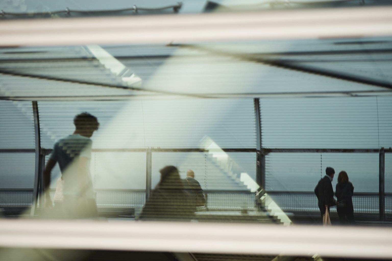 Des personnes visibles à travers le verre dans un intérieur de bâtiment moderne