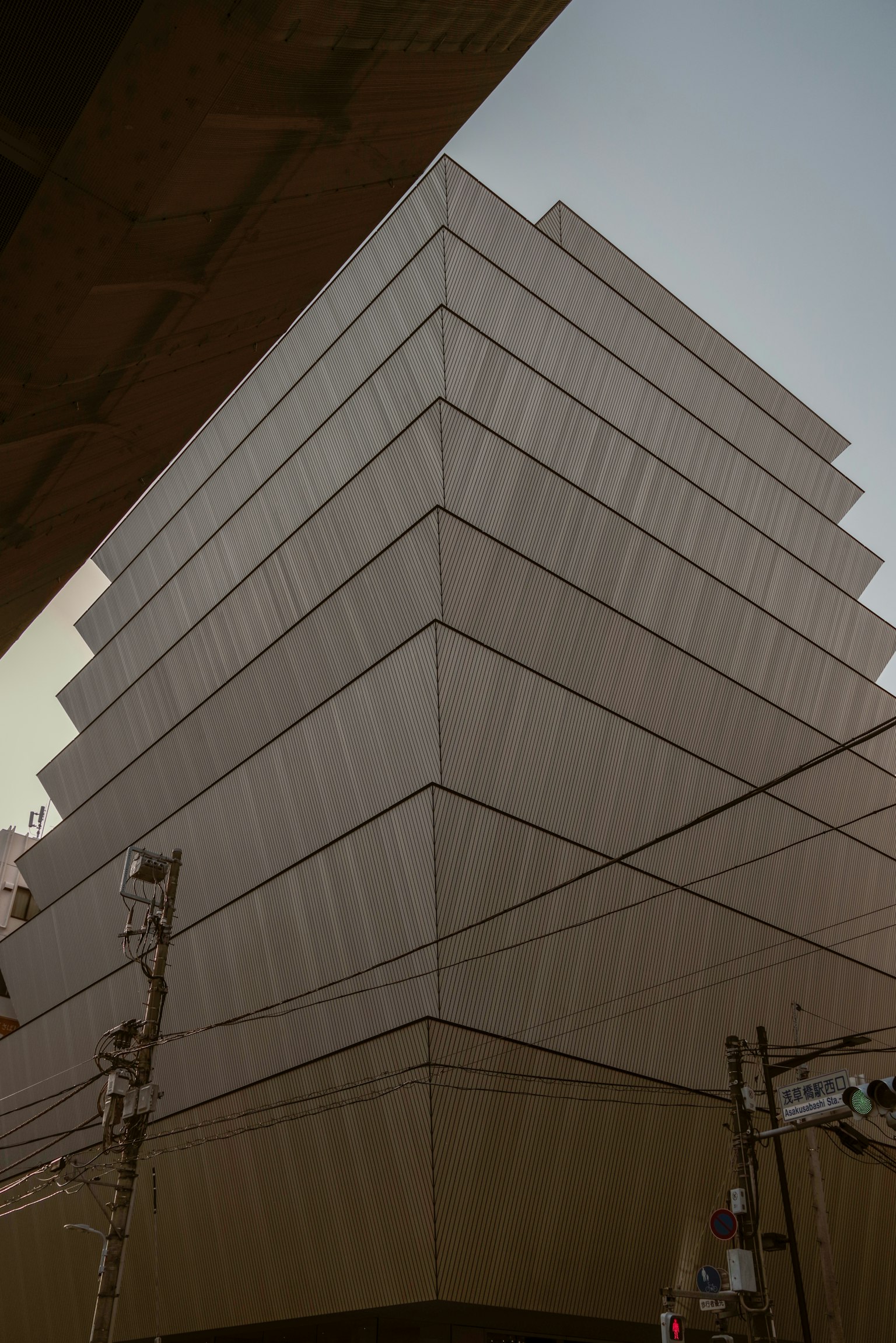 Immagine che cattura il design geometrico di un edificio moderno