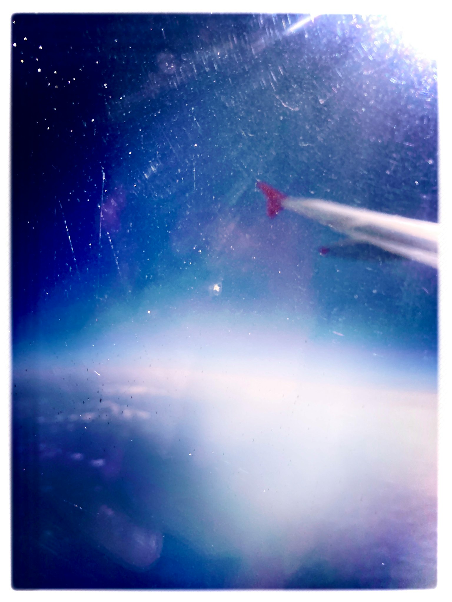 飛行機の翼と宇宙の星々が見える美しい空の景色