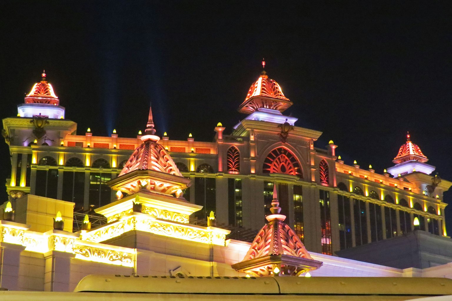 Tours décoratives et éclairage sur un beau bâtiment la nuit
