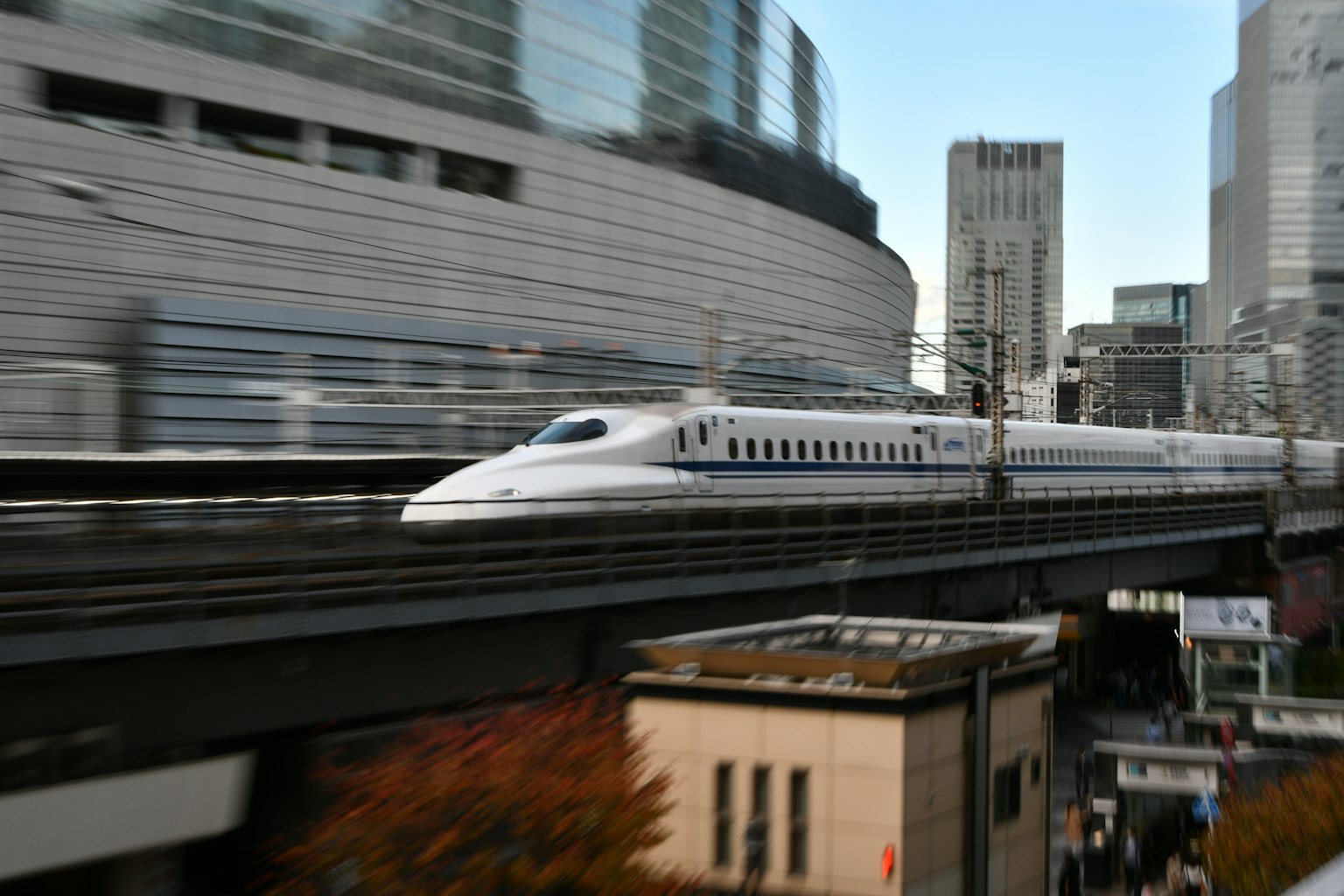 Shinkansen-Zug, der durch eine städtische Landschaft rast