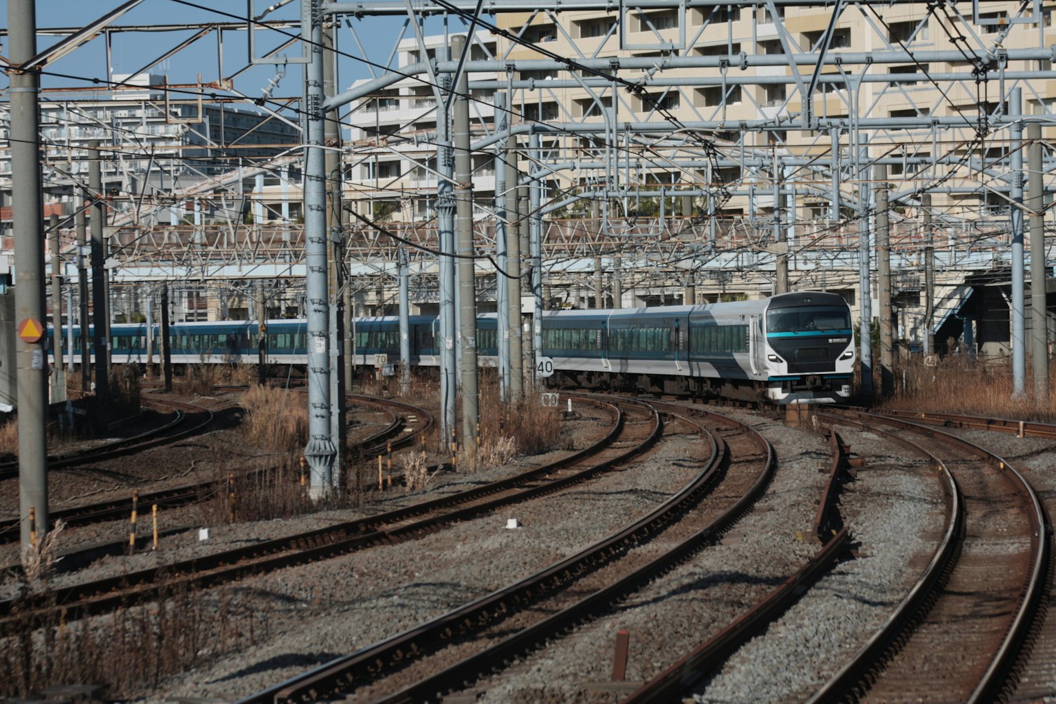 Binari curvi con un treno e strutture sopraelevate