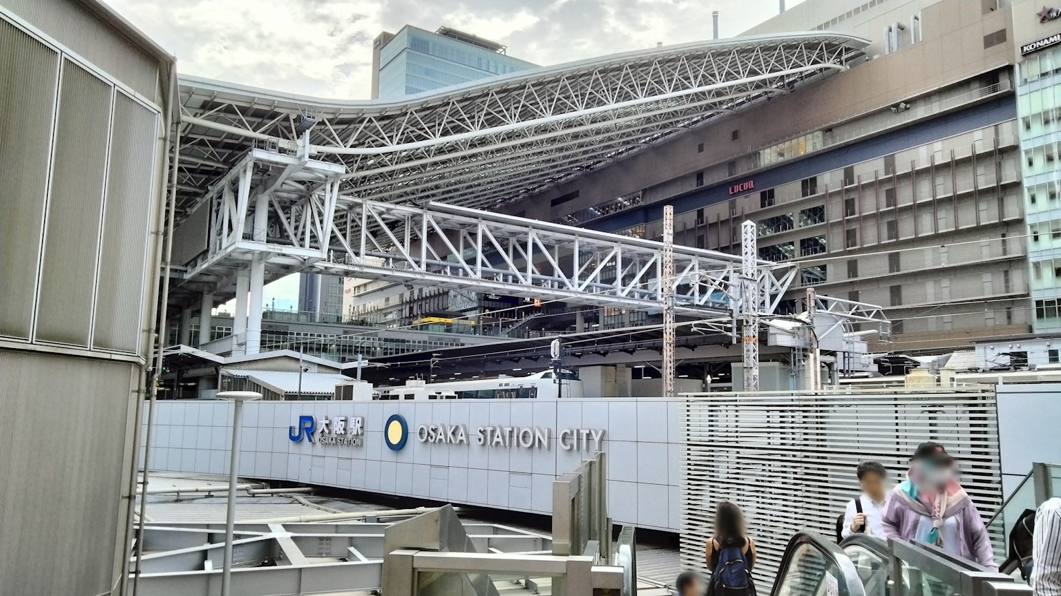 Cấu trúc kiến trúc hiện đại của ga Shinjuku với mái đặc biệt