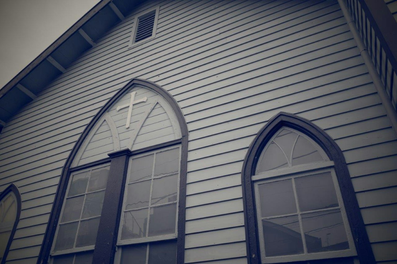 Extérieur en bois d'une église avec des fenêtres en arc pointu