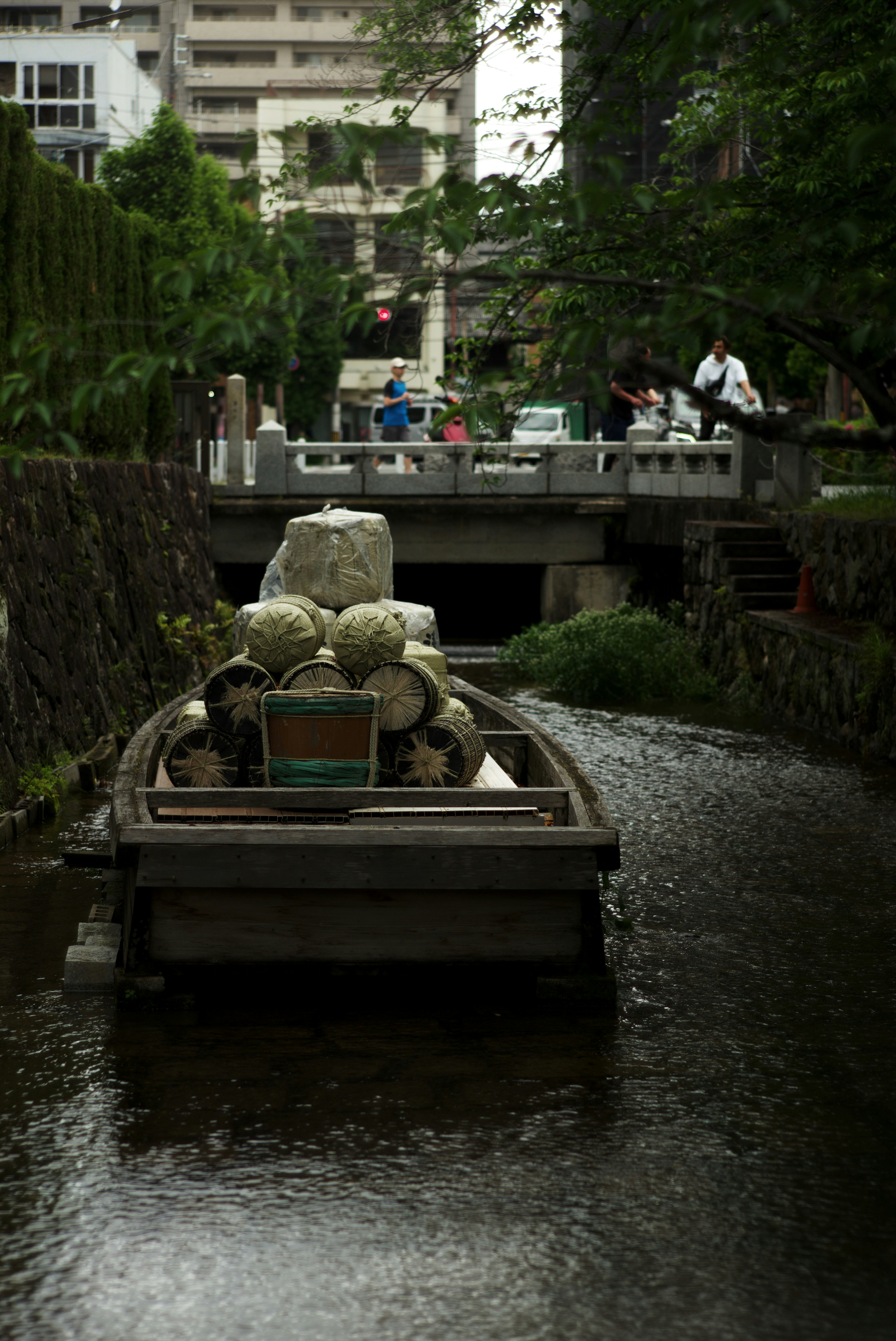 高瀬川の高瀬舟を思わせる水路と舟のある風景