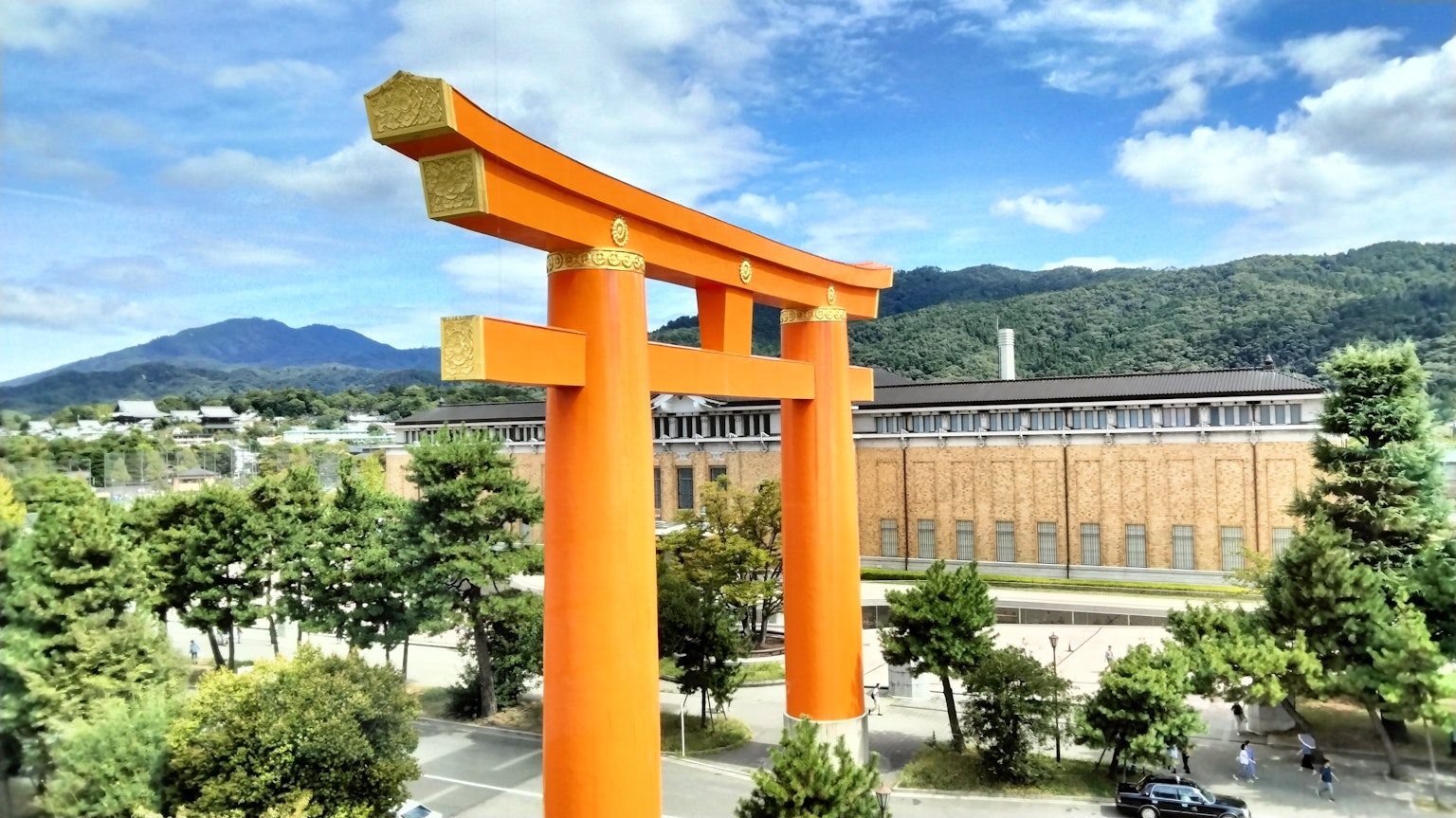 Grande porta torii arancione con uno splendido sfondo montano