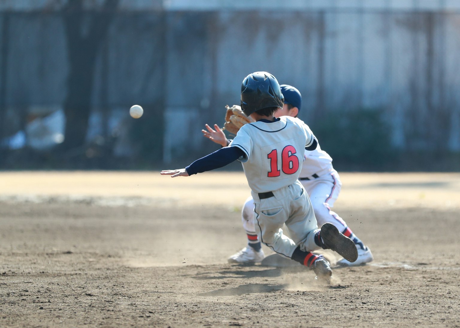 Giocatori in competizione per una base durante una partita di baseball