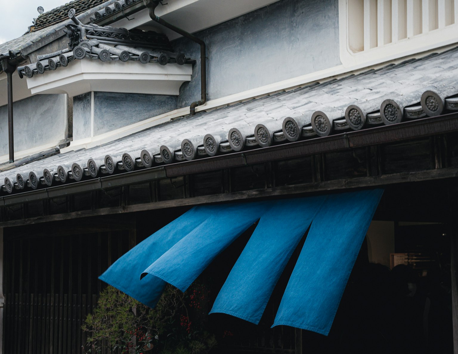 Fasad bangunan Jepang tradisional dengan kanopi kain biru