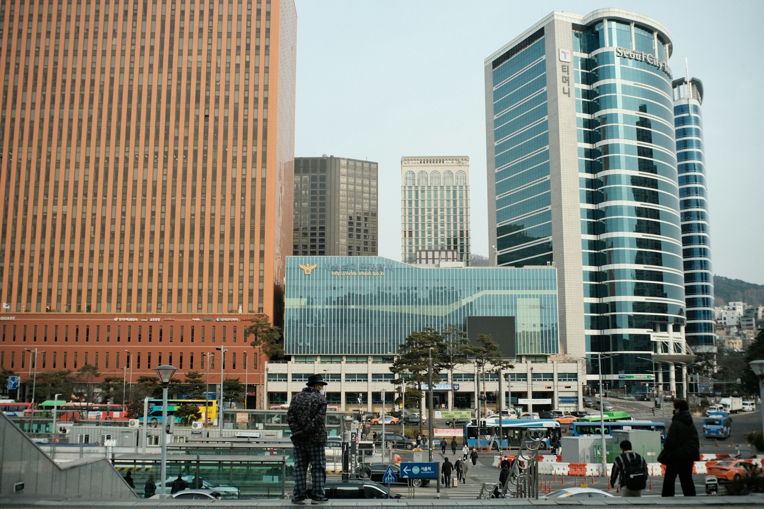 Paysage urbain avec des gratte-ciels modernes et une place animée