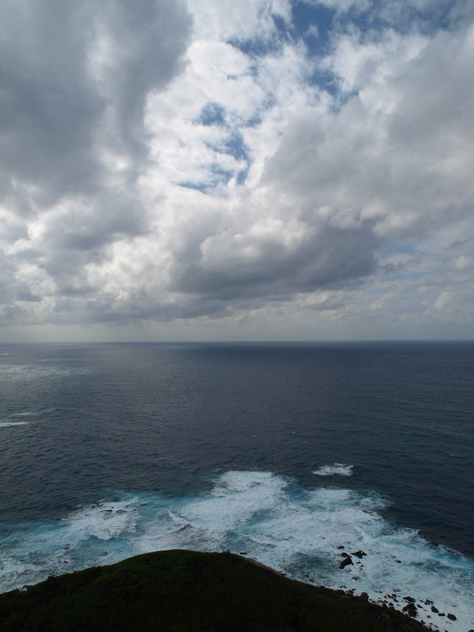 Paesaggio marino con onde e cielo nuvoloso