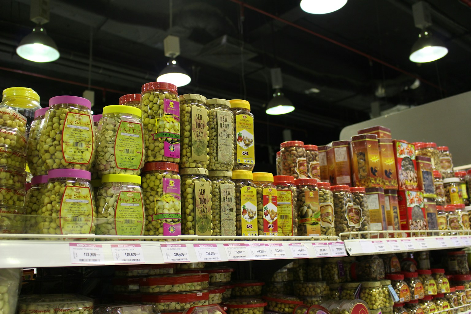 Verschiedene Oliven in Gläsern auf einem Supermarktregal