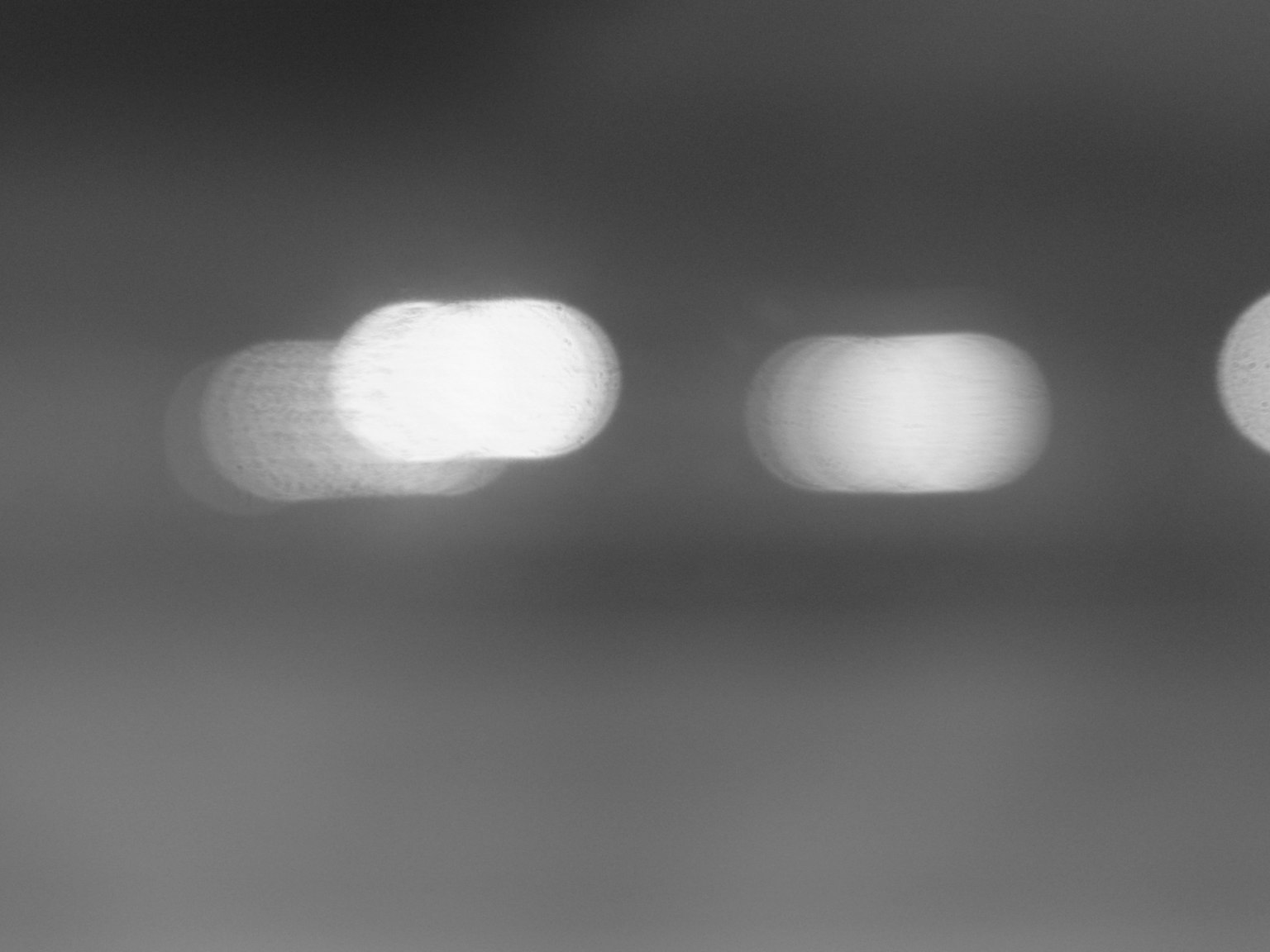 模糊的黑白圖像與光點