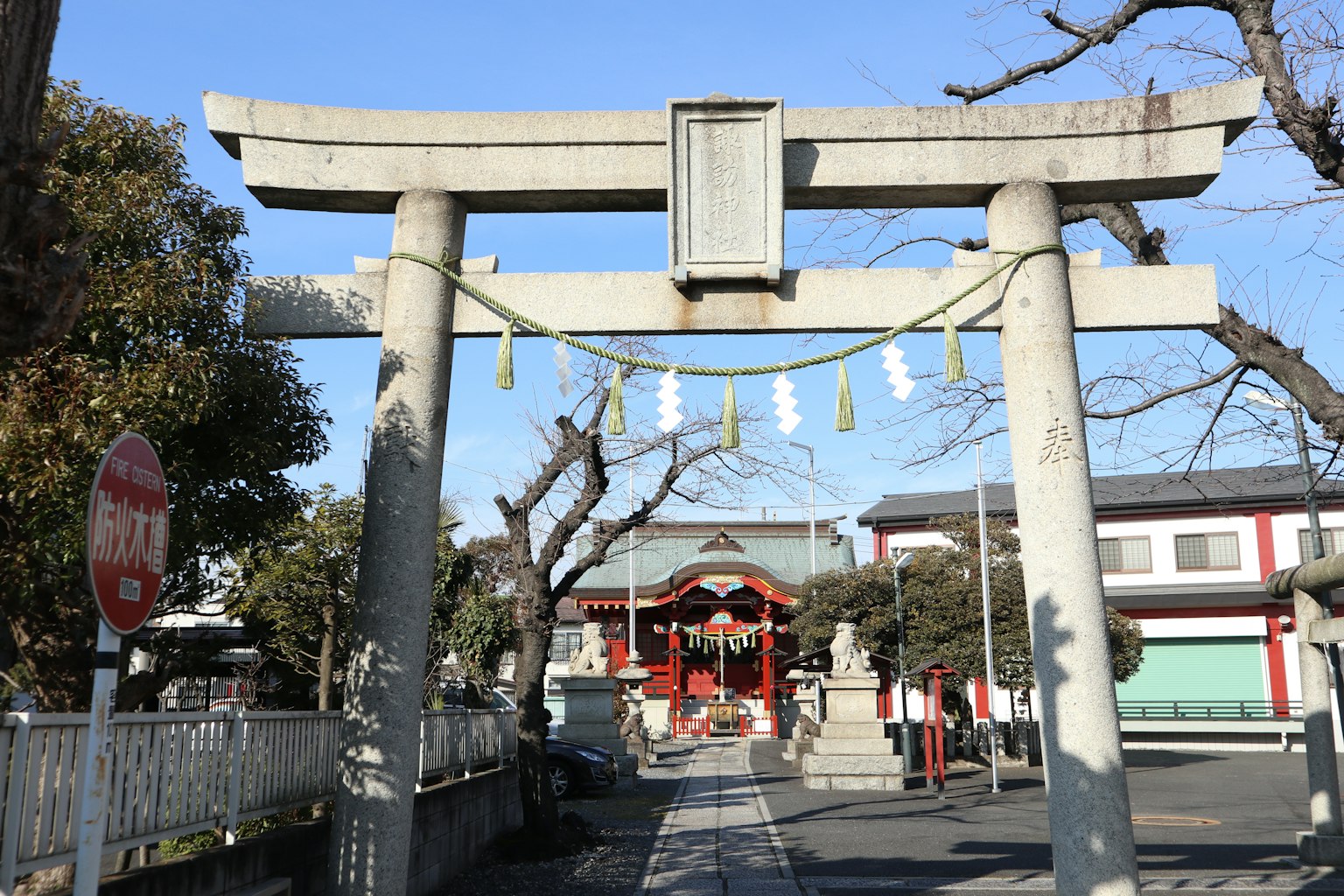 有鸟居的神社入口