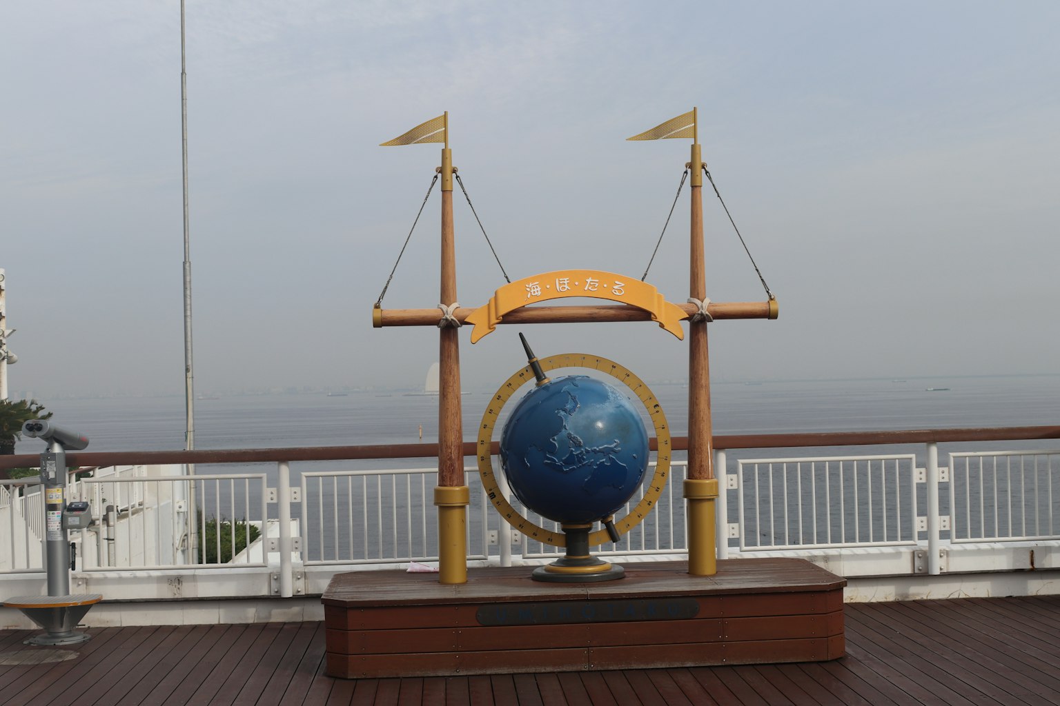 Structure décorative avec un globe bleu sur le pont d'un bateau