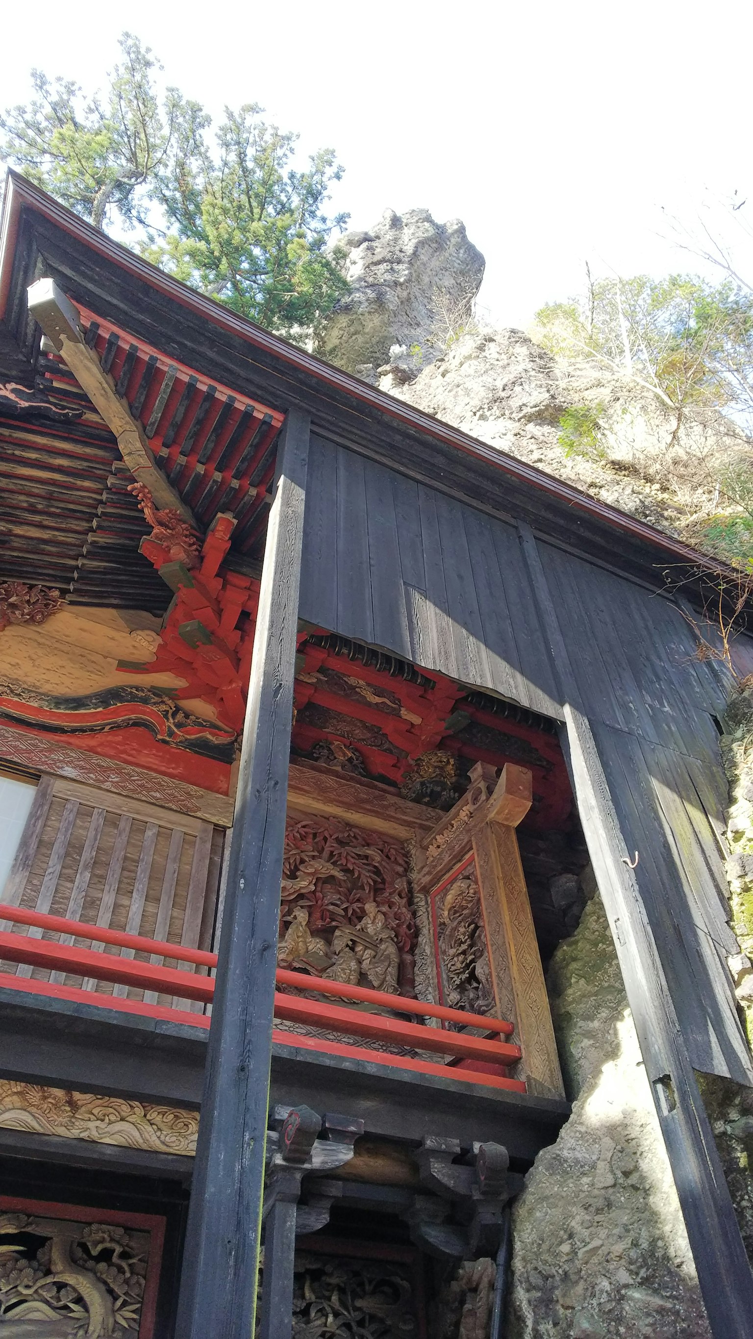 Struttura di tempio storico con architettura in legno e intagli ornati