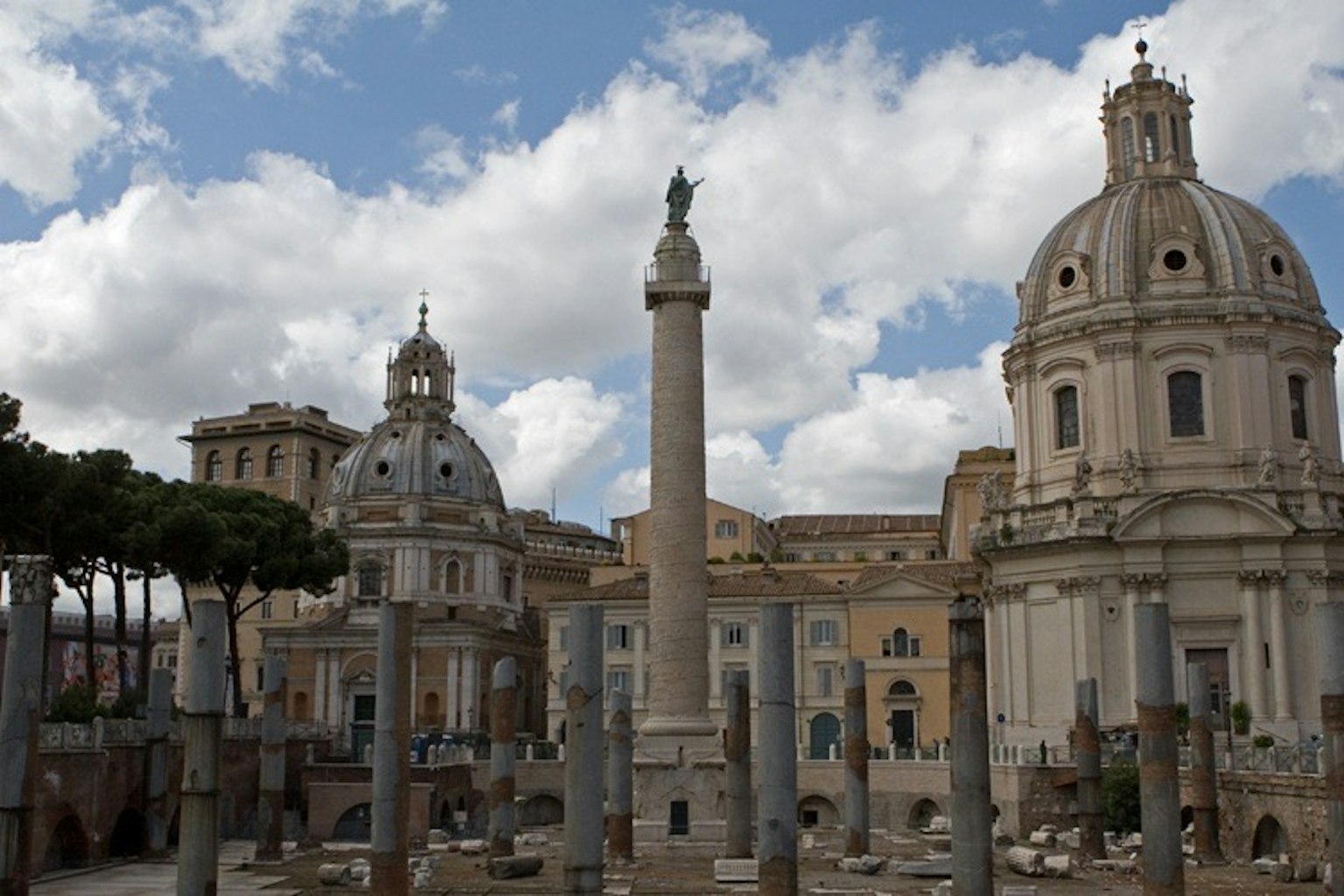 Trajanssäule und zwei kuppelartige Gebäude im Forum Romanum