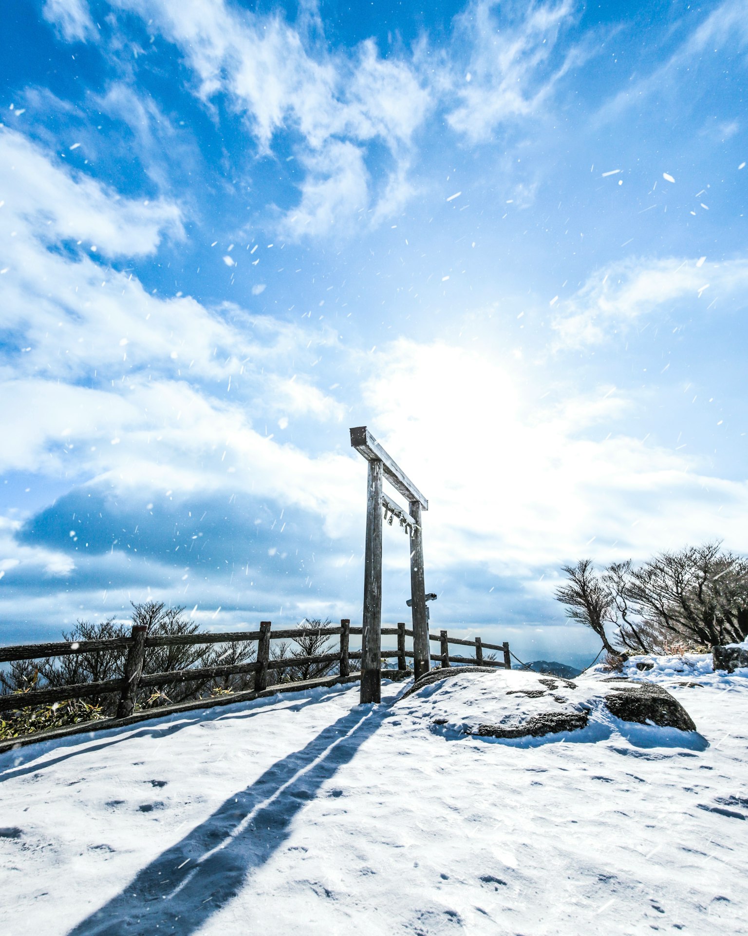 Una puerta en un paisaje nevado con luz solar brillante