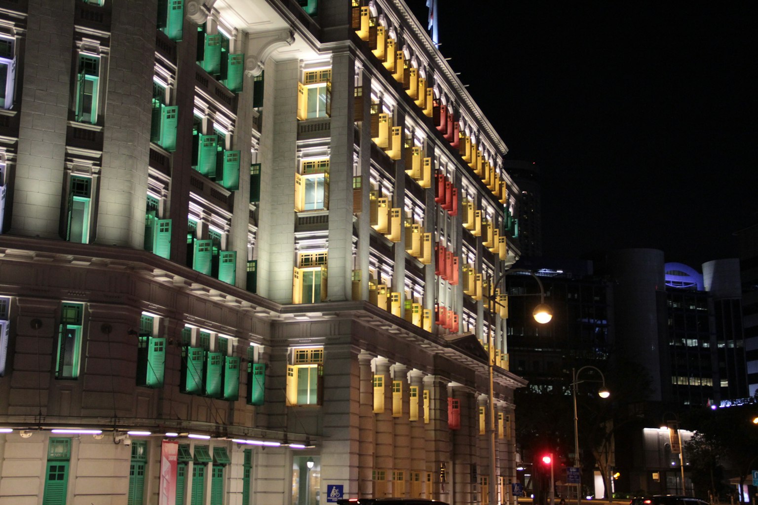 夜間被五彩繽紛的燈光照亮的歷史建築