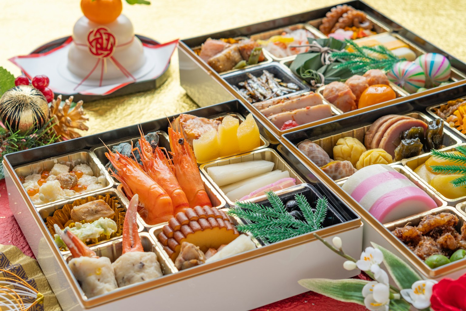 Osechi ryori được sắp xếp đẹp mắt trong hộp bento vuông với daidai trang trí