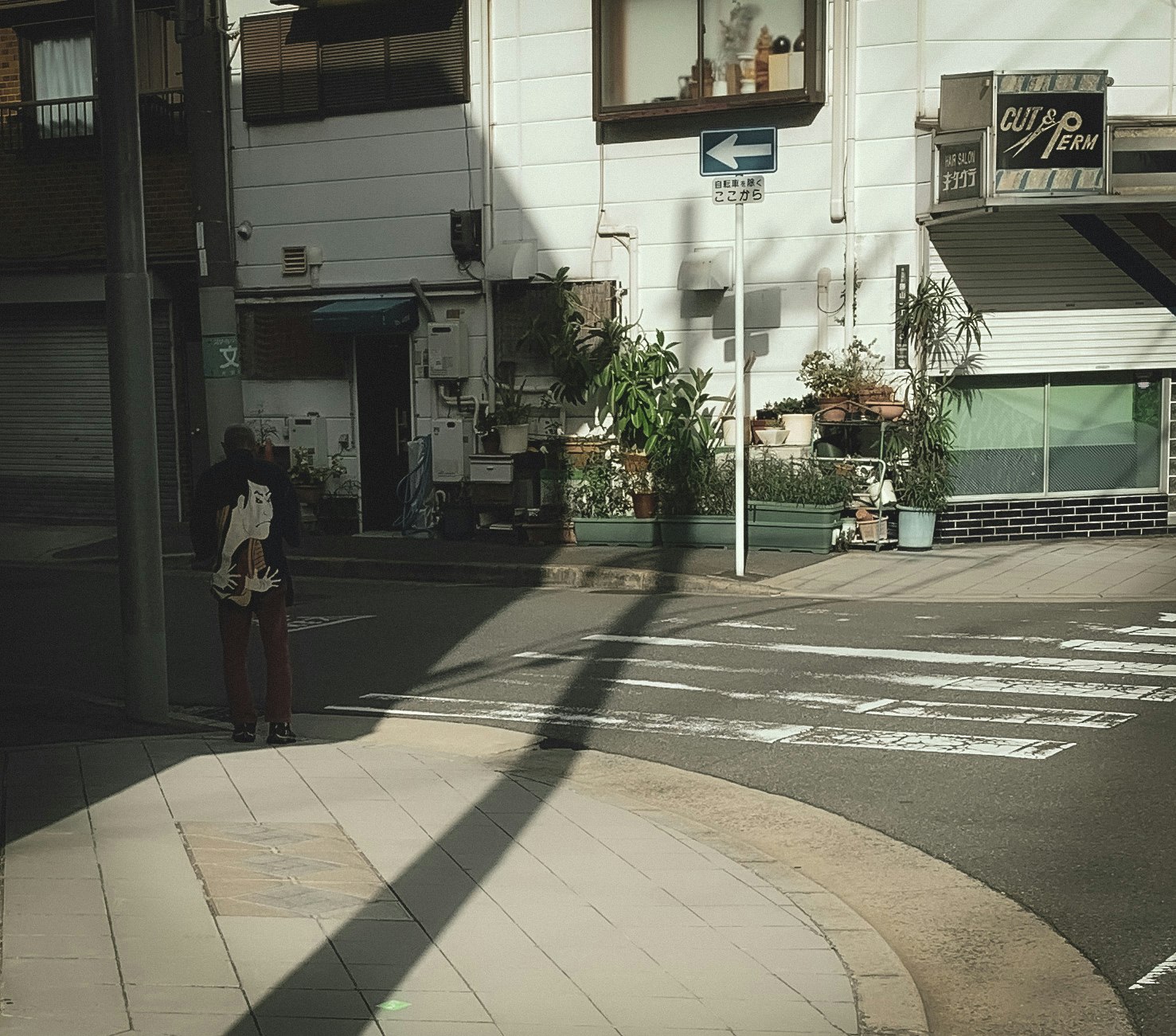 路地の角にある店先と自転車のある街並み