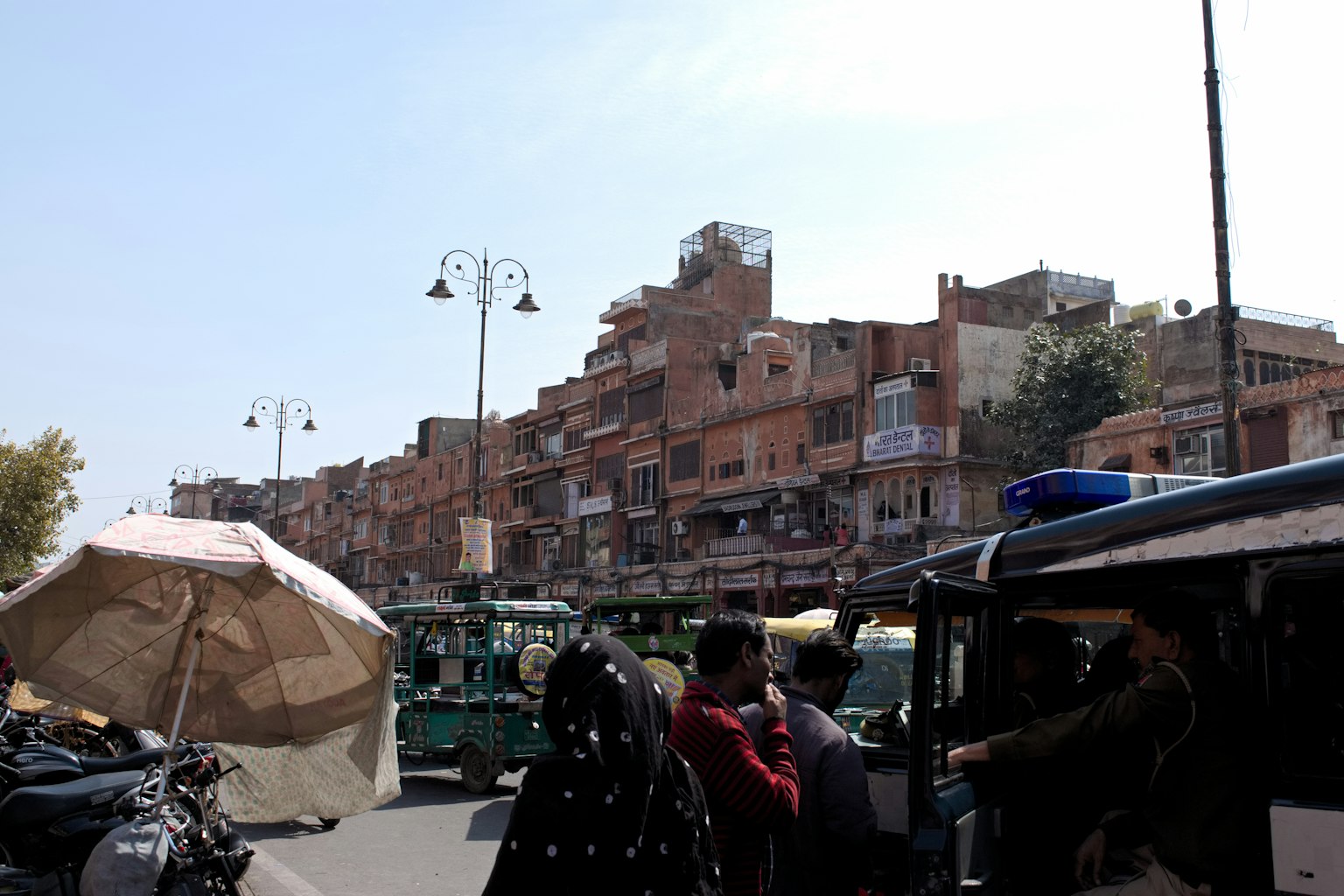 Scène de rue à Jaipur avec des bâtiments et des piétons