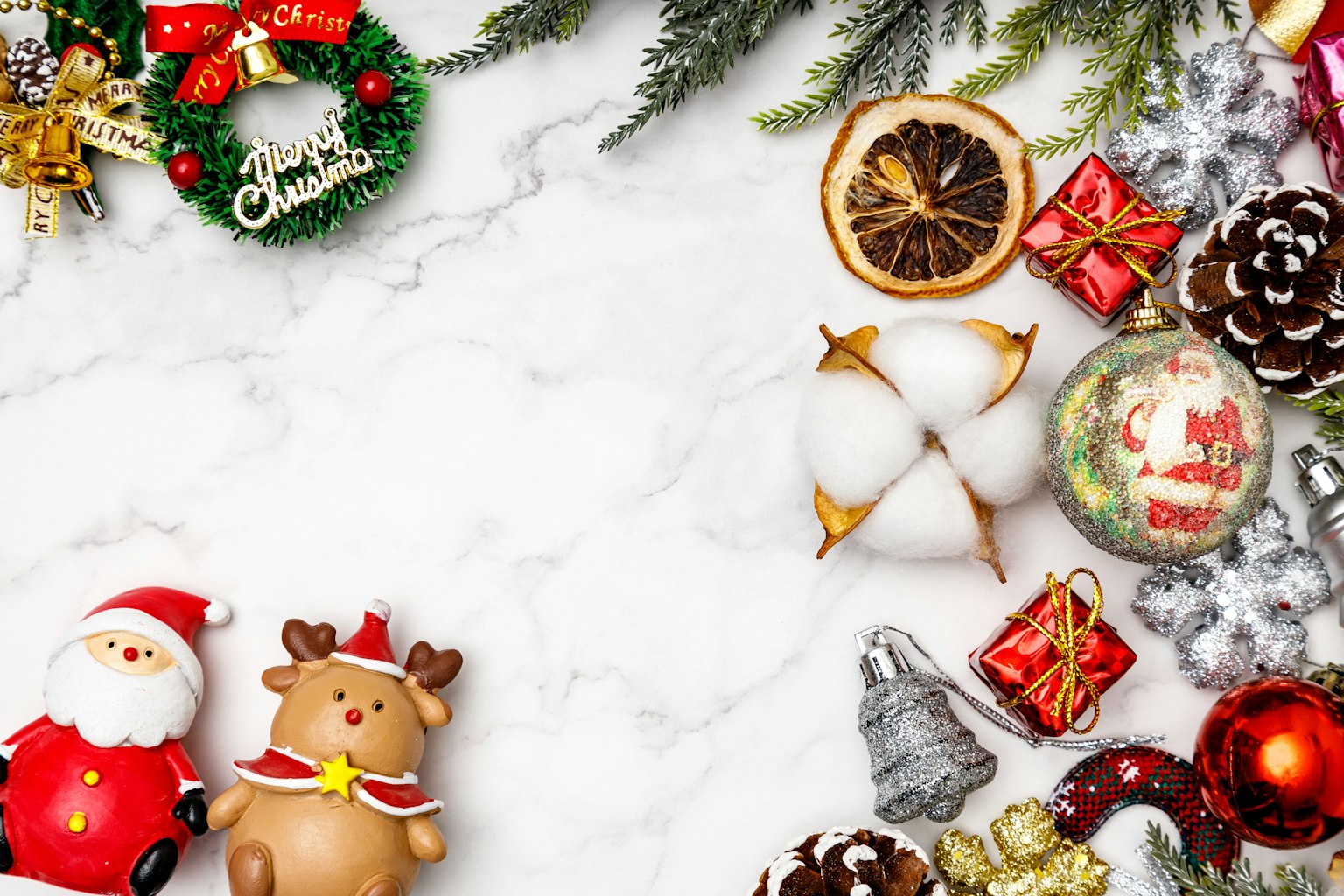 Decorazioni natalizie e dolci disposti su uno sfondo in marmo bianco