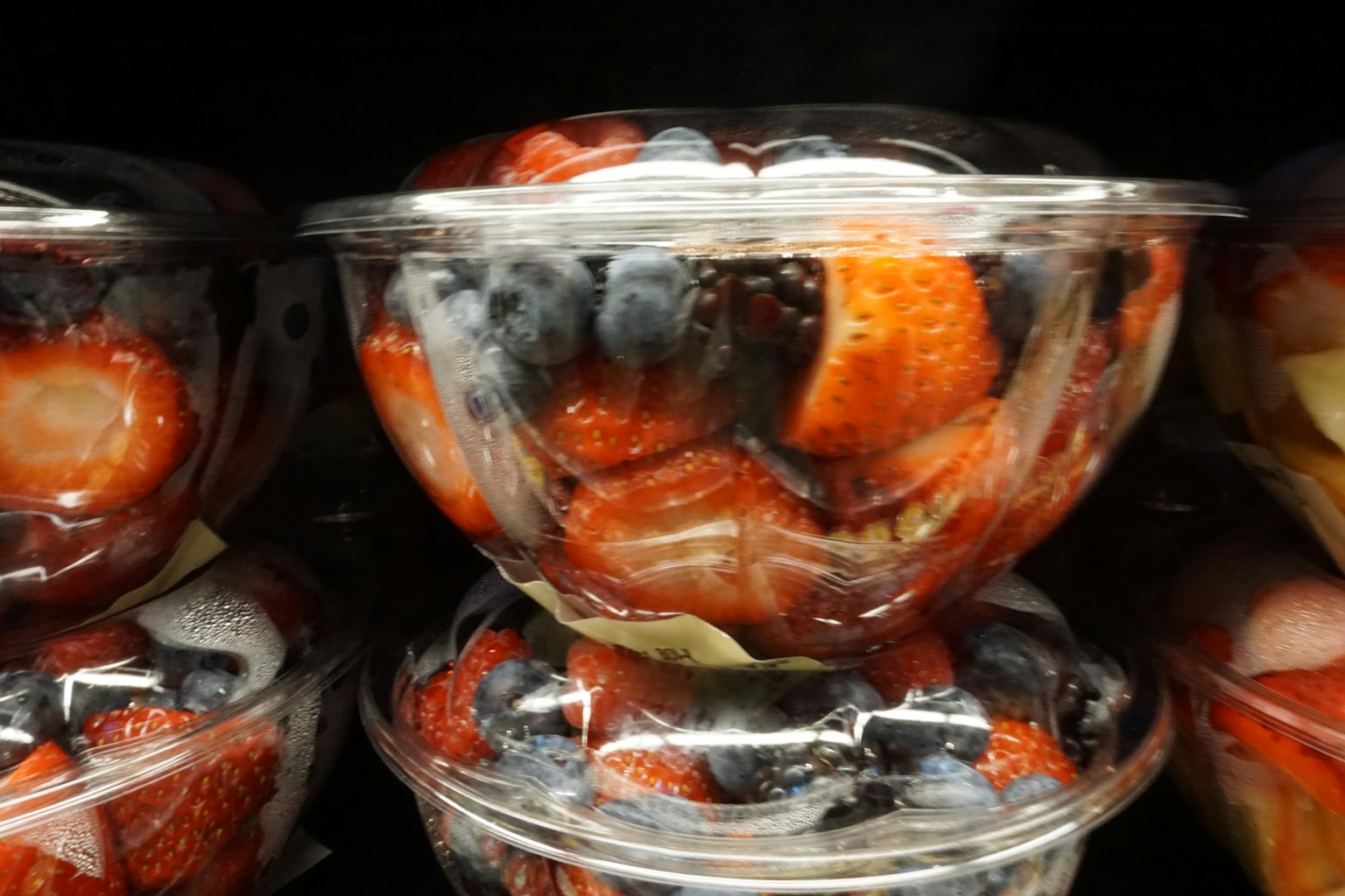 Stroberi dan blueberry segar dalam wadah plastik transparan