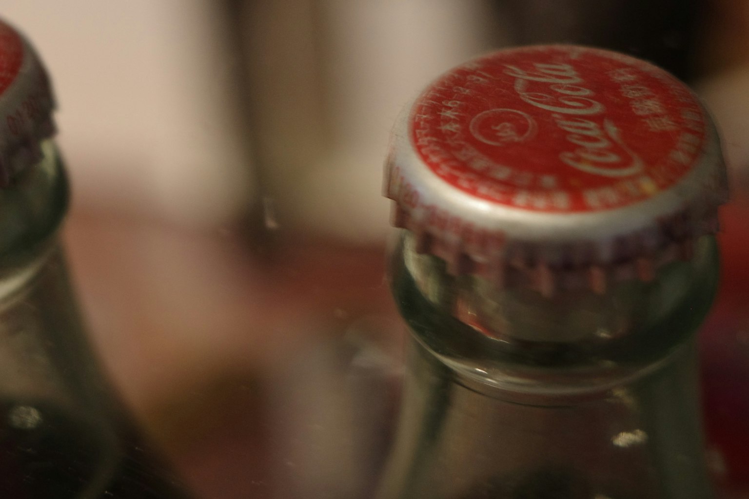 Primo piano di tappi di bottiglie di Coca-Cola con design rosso