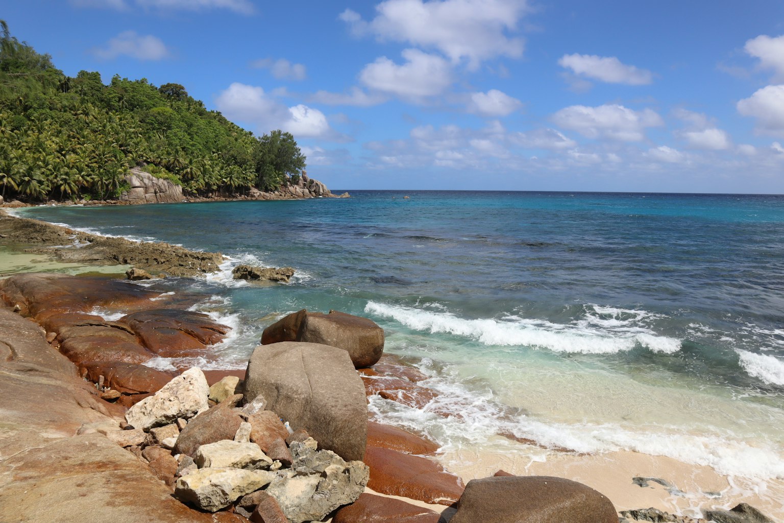 Côte pittoresque avec vagues océaniques bleues rochers et verdure luxuriante