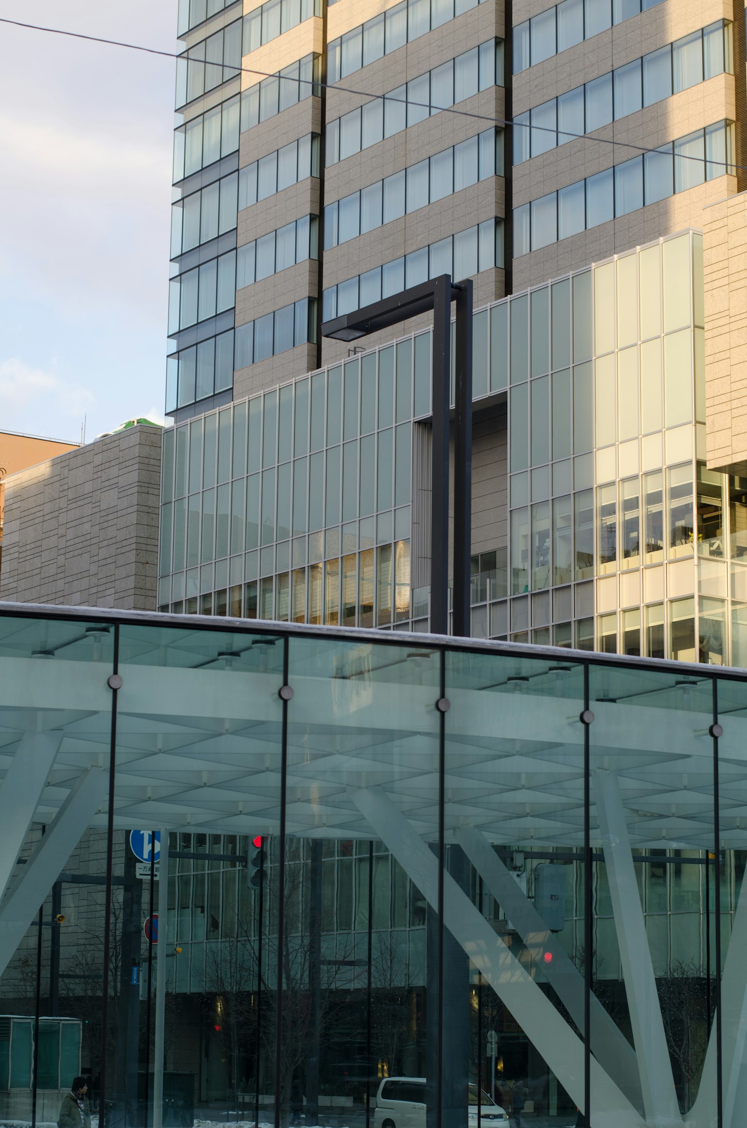 Bâtiment moderne avec façade en verre et éléments structurels