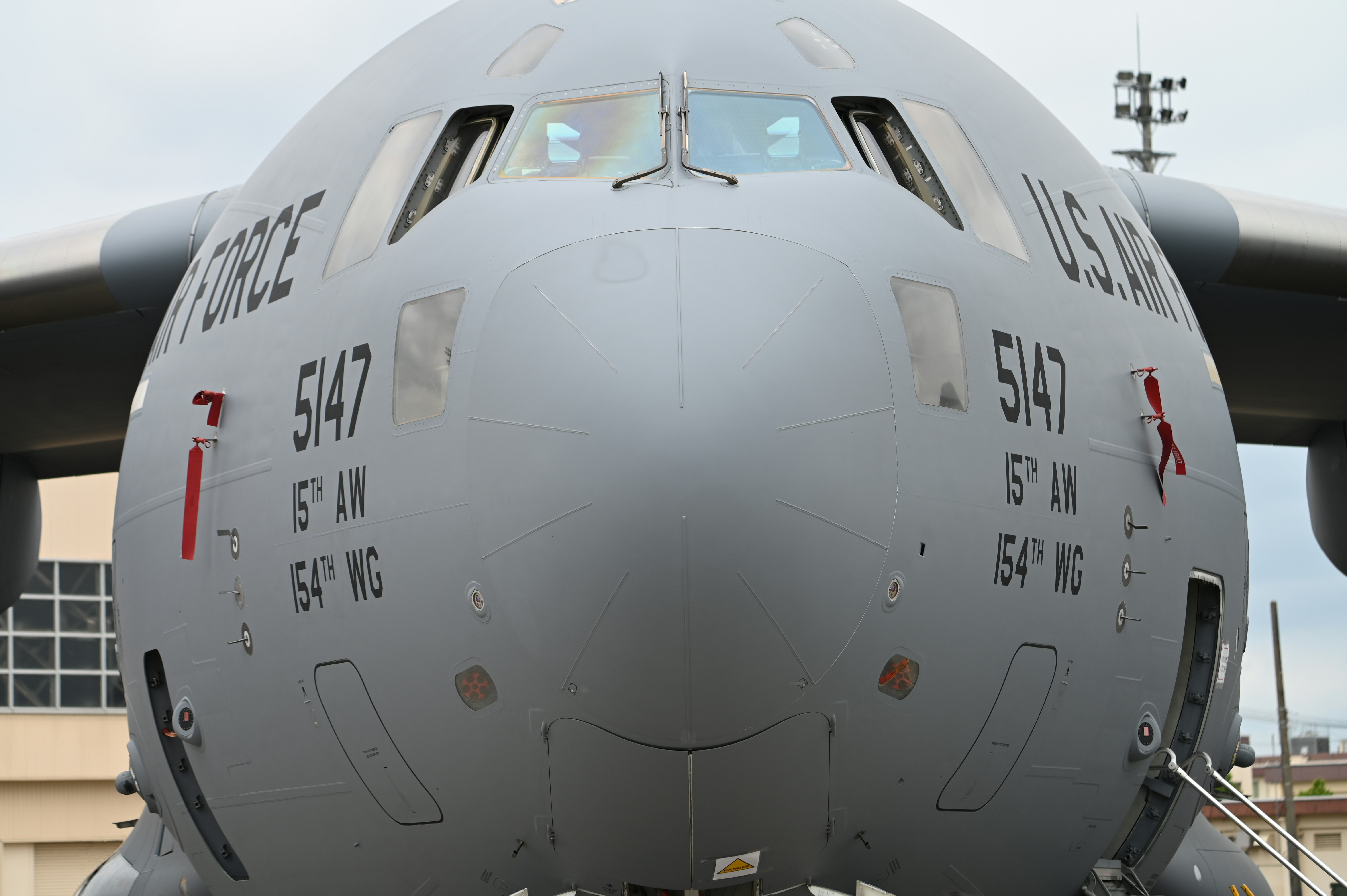飛行機の機首と前面ハッチが見える地上の機体