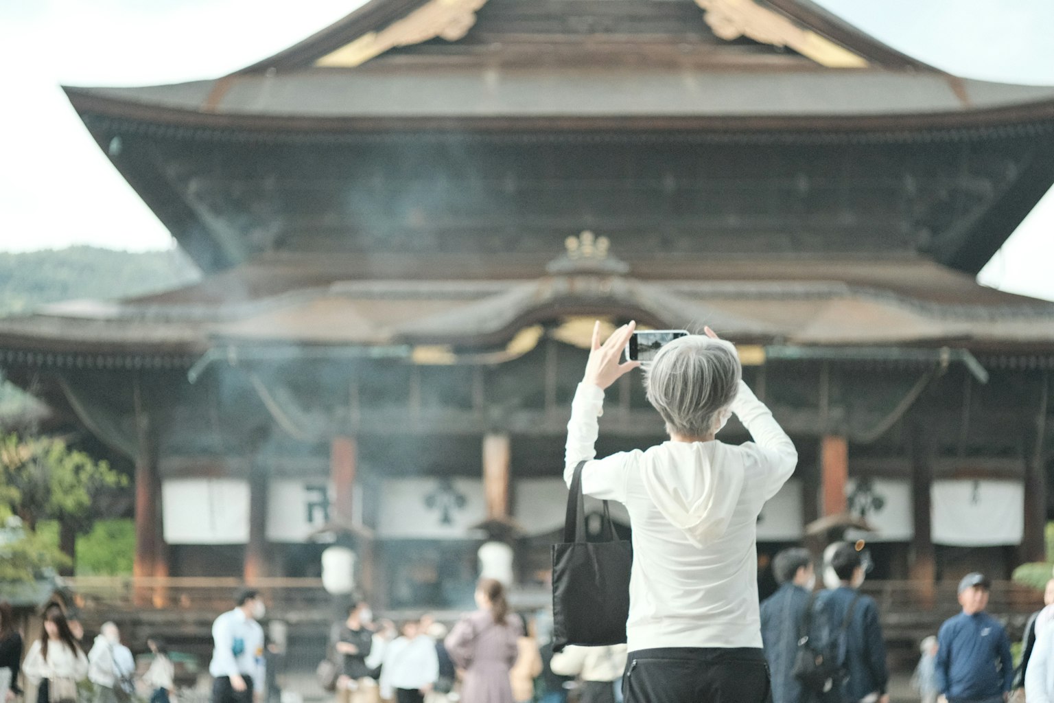 一個人在寺廟背景前拍照
