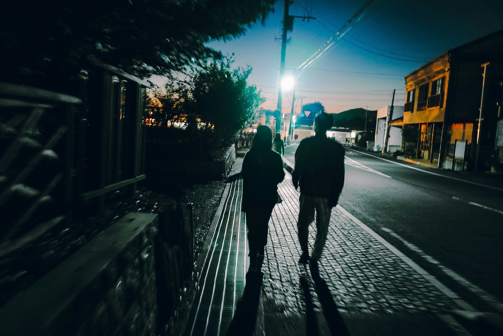 夜晚街道上兩個人的背影行走