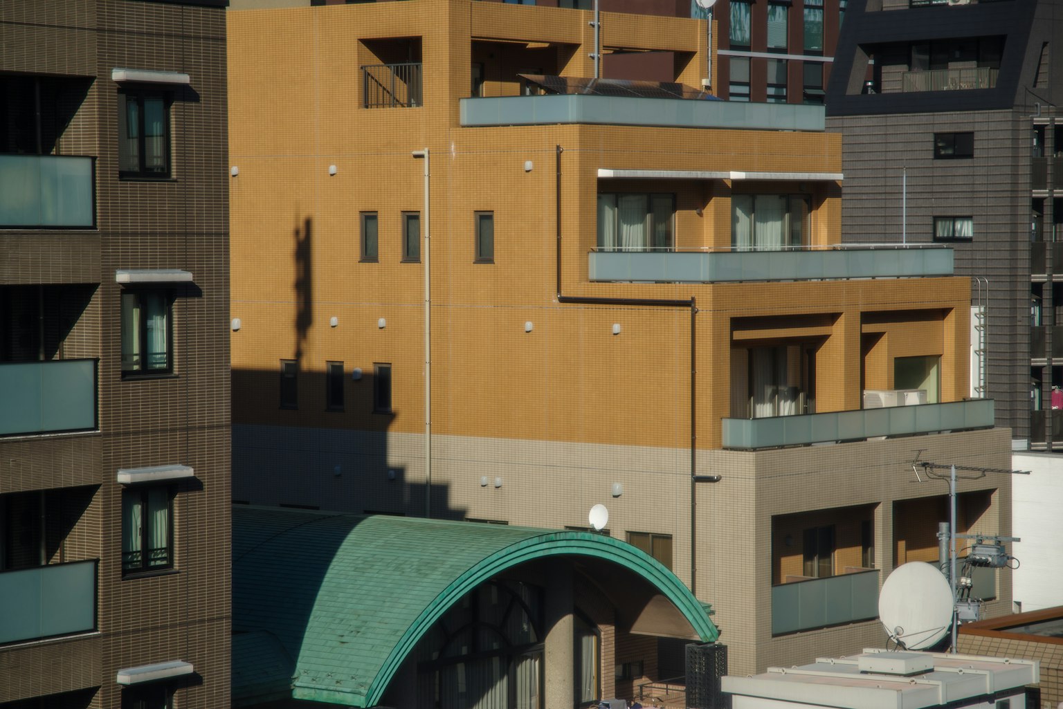 Paesaggio urbano con più edifici, caratterizzato da una struttura marrone e verde