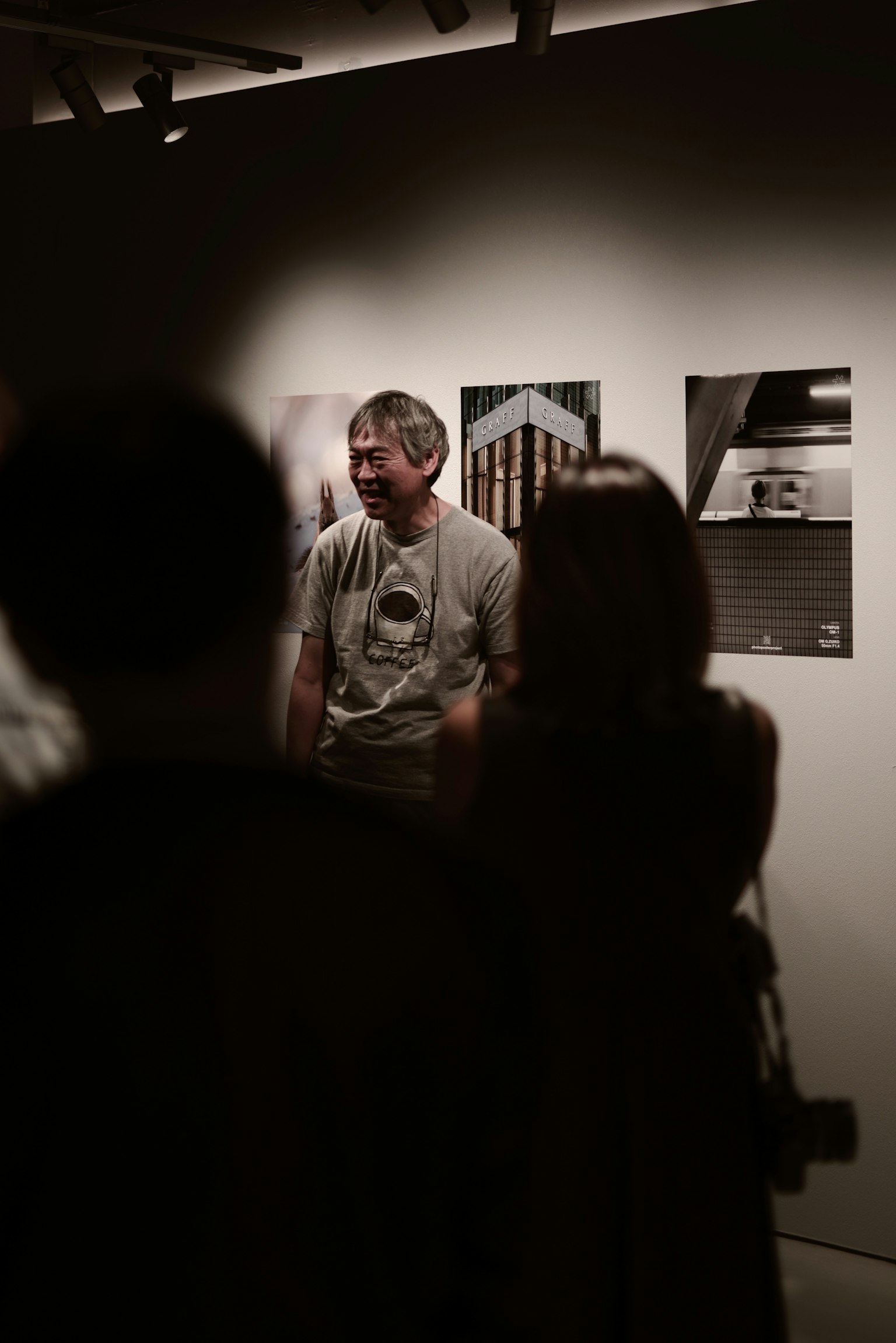 艺术画廊展览场景，人们在欣赏艺术作品