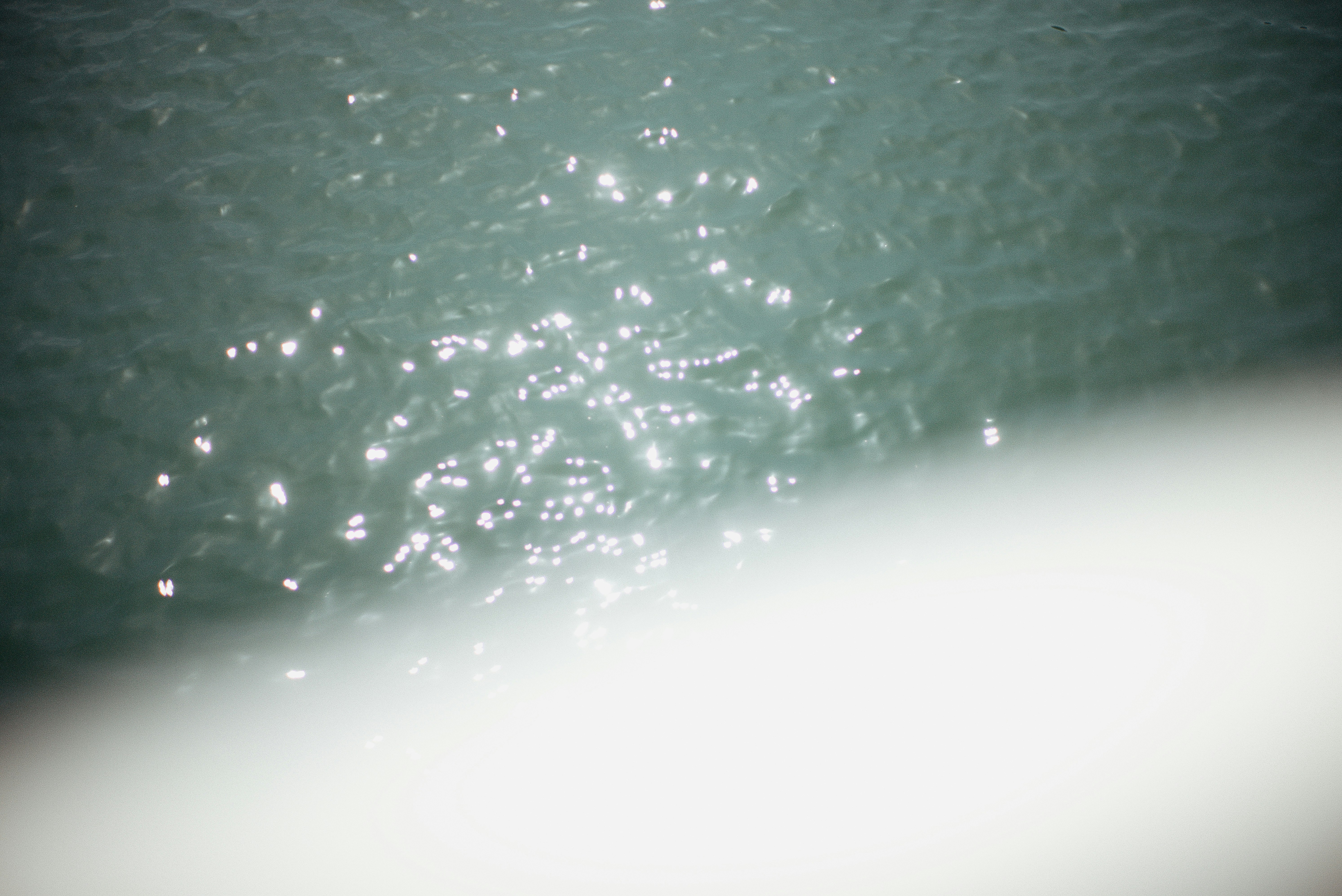 朝の琵琶湖の水面と光の反射