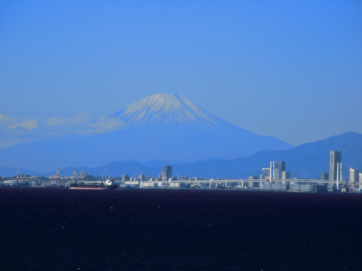 Mont Fuji s'élevant sous un ciel bleu clair