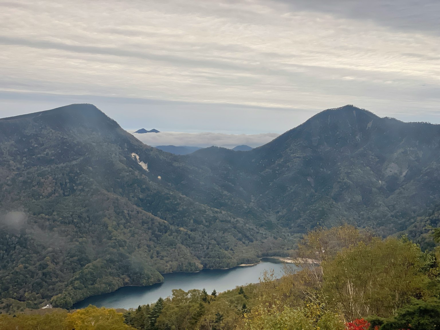 Malersicher Blick auf Berge und einen See umgeben von üppigem Grün
