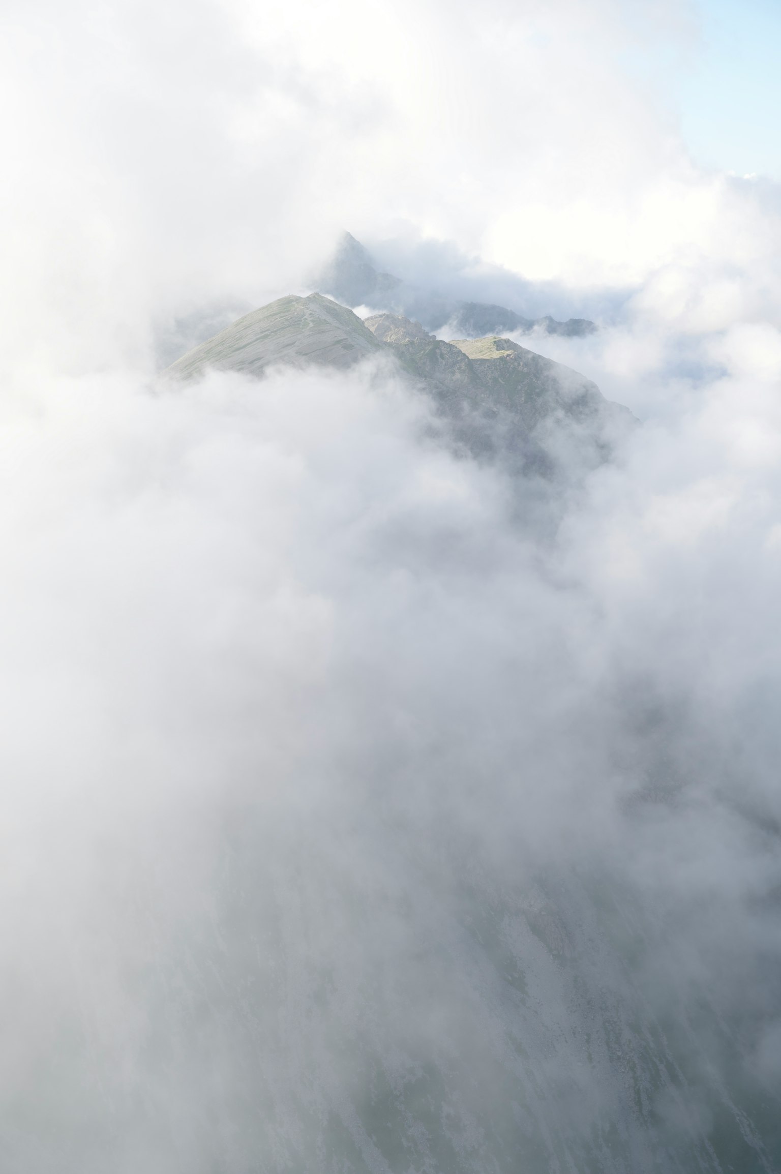 被雲層部分遮擋的山脈風景