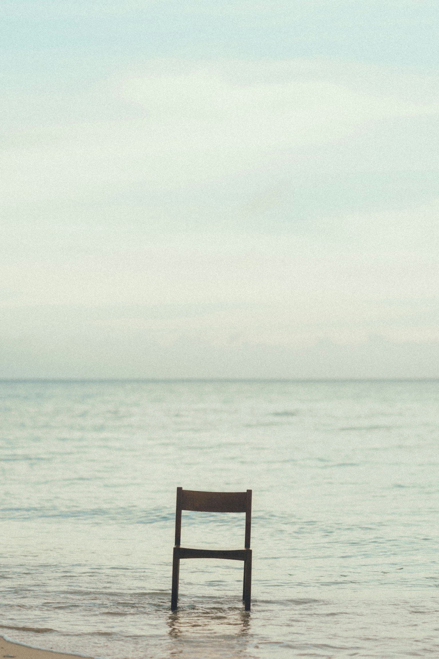 Une scène simple d'une chaise dans la mer