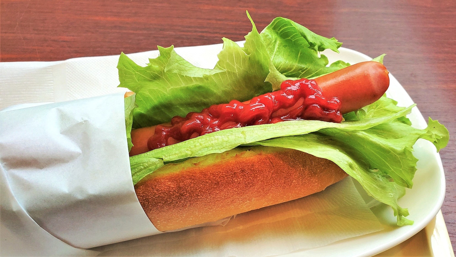 Hot dog con lattuga e ketchup