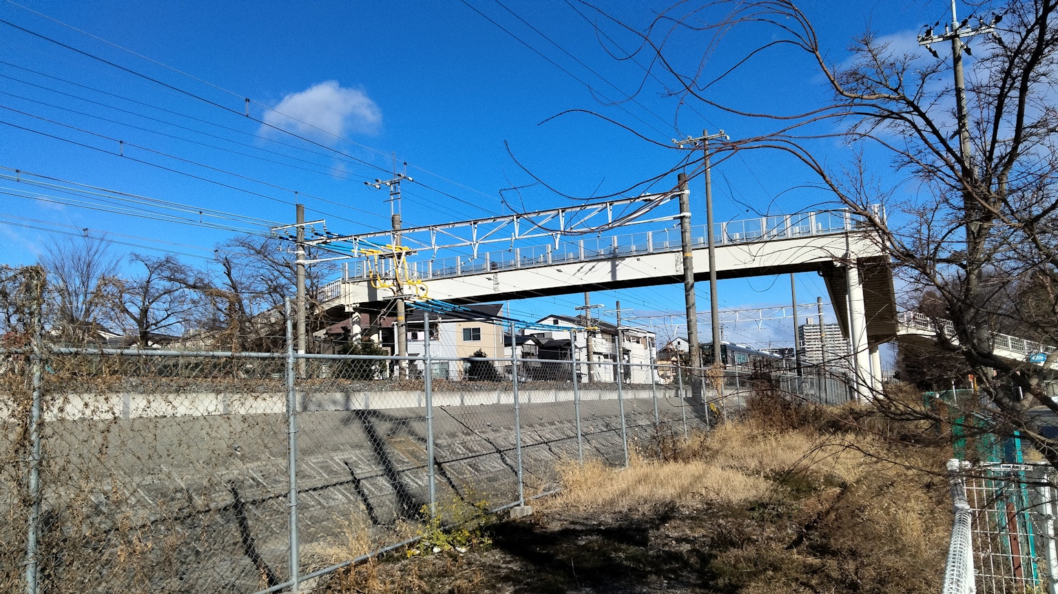 Puente ferroviario bajo un cielo azul claro con paisaje circundante