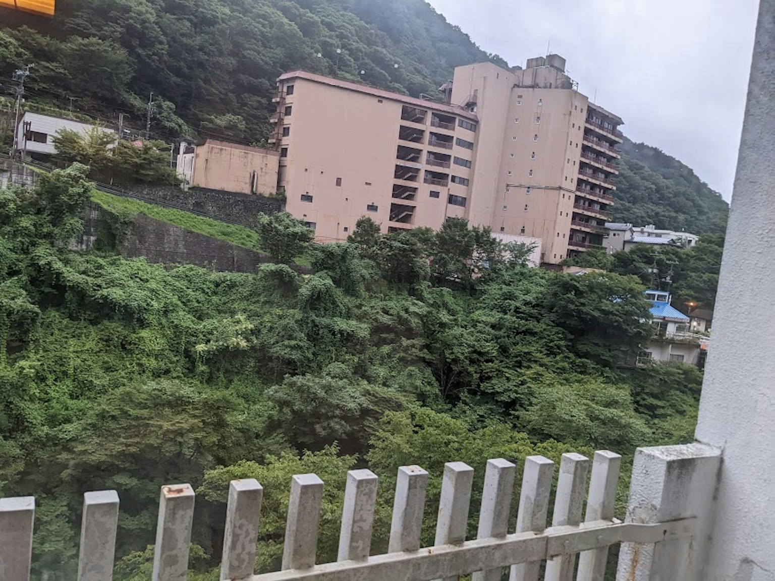 被綠色山脈環繞的公寓建築的景觀