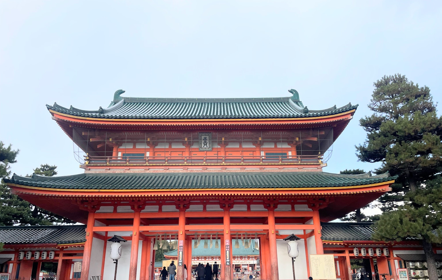 傳統日本建築的正面視圖，紅色柱子和綠色屋頂