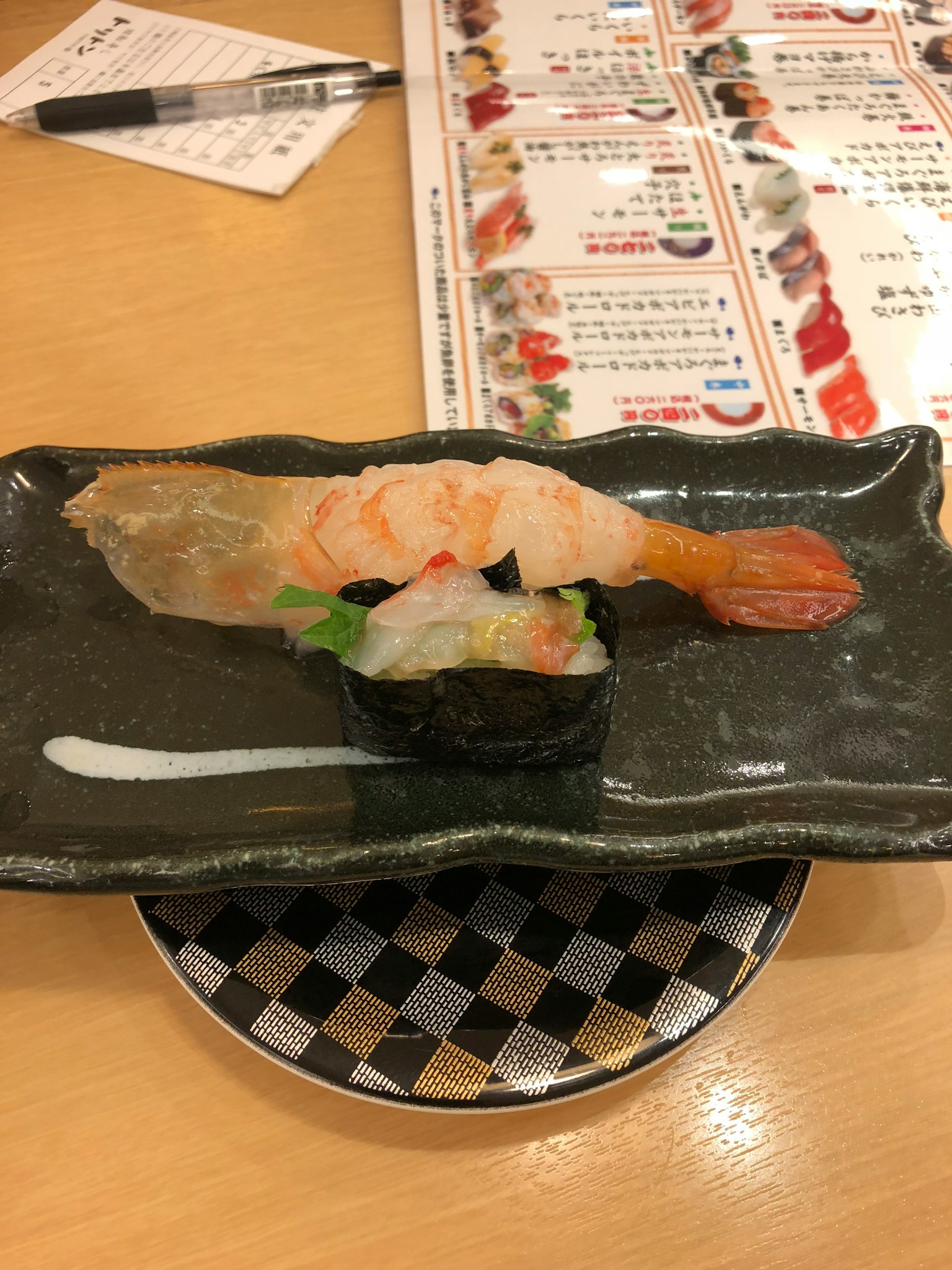 Plato de sushi con camarón y rollo de sushi