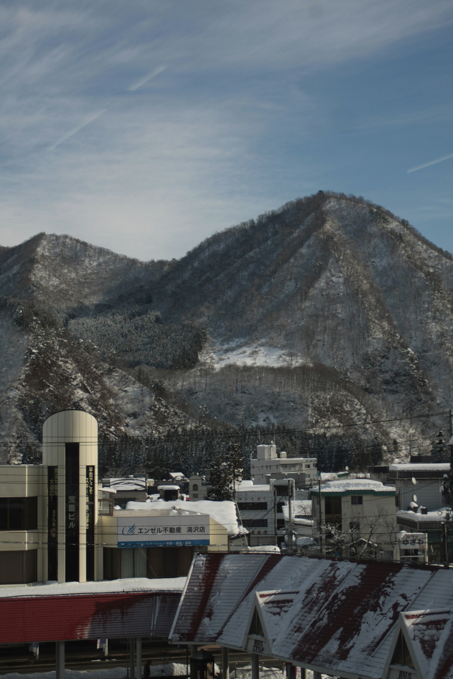 눈으로 덮인 산과 도시 풍경