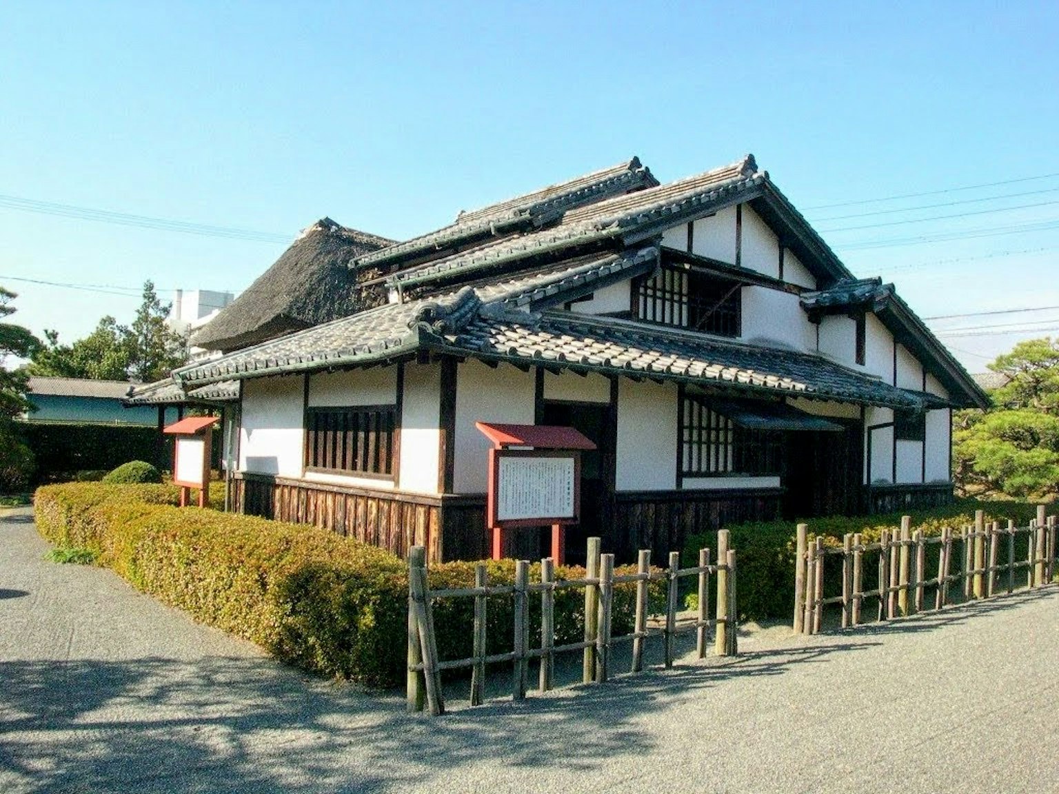Eksterior rumah tradisional Jepang dengan detail atap genteng
