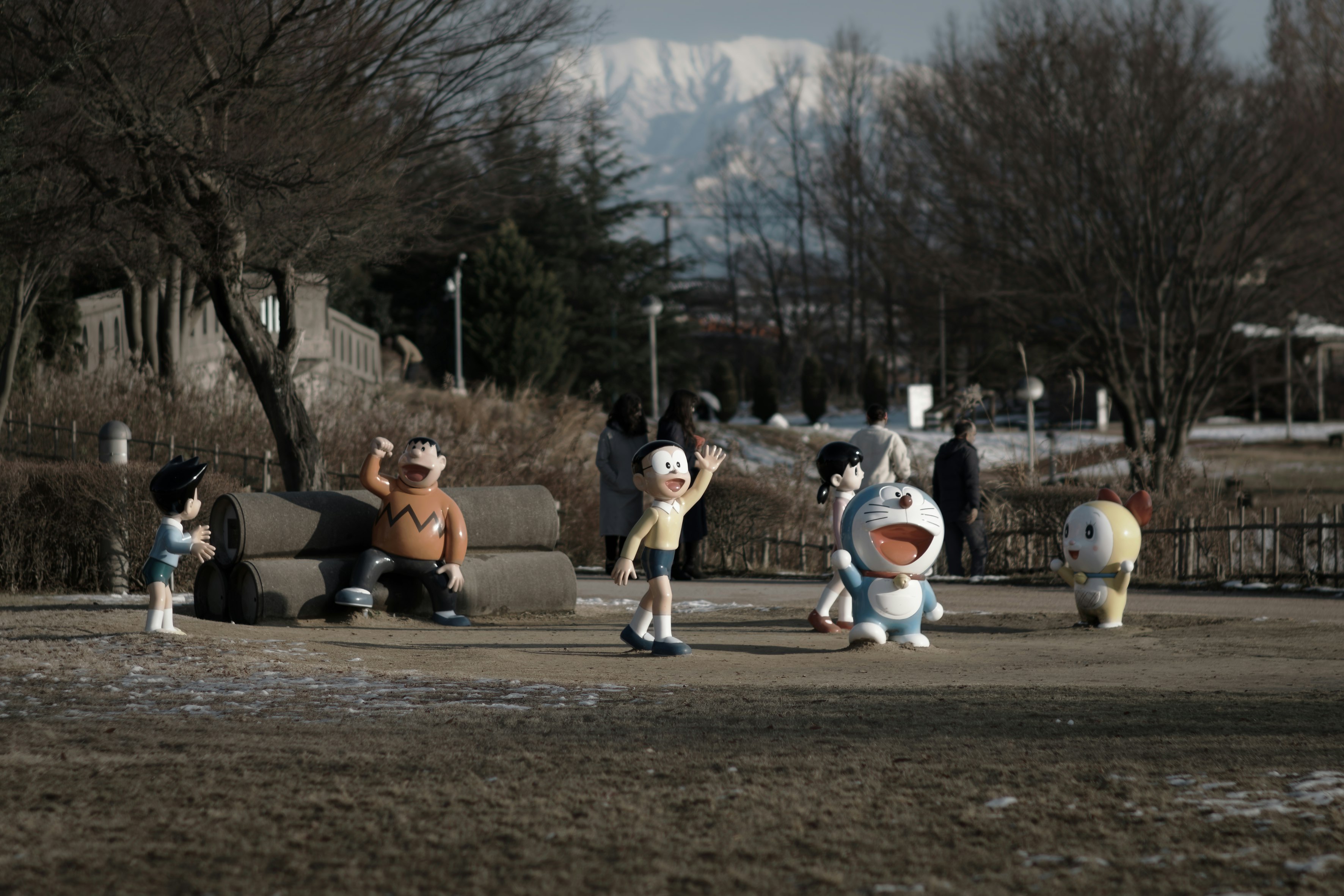 公園の広場で並ぶドラえもんワールドのキャラクターたち