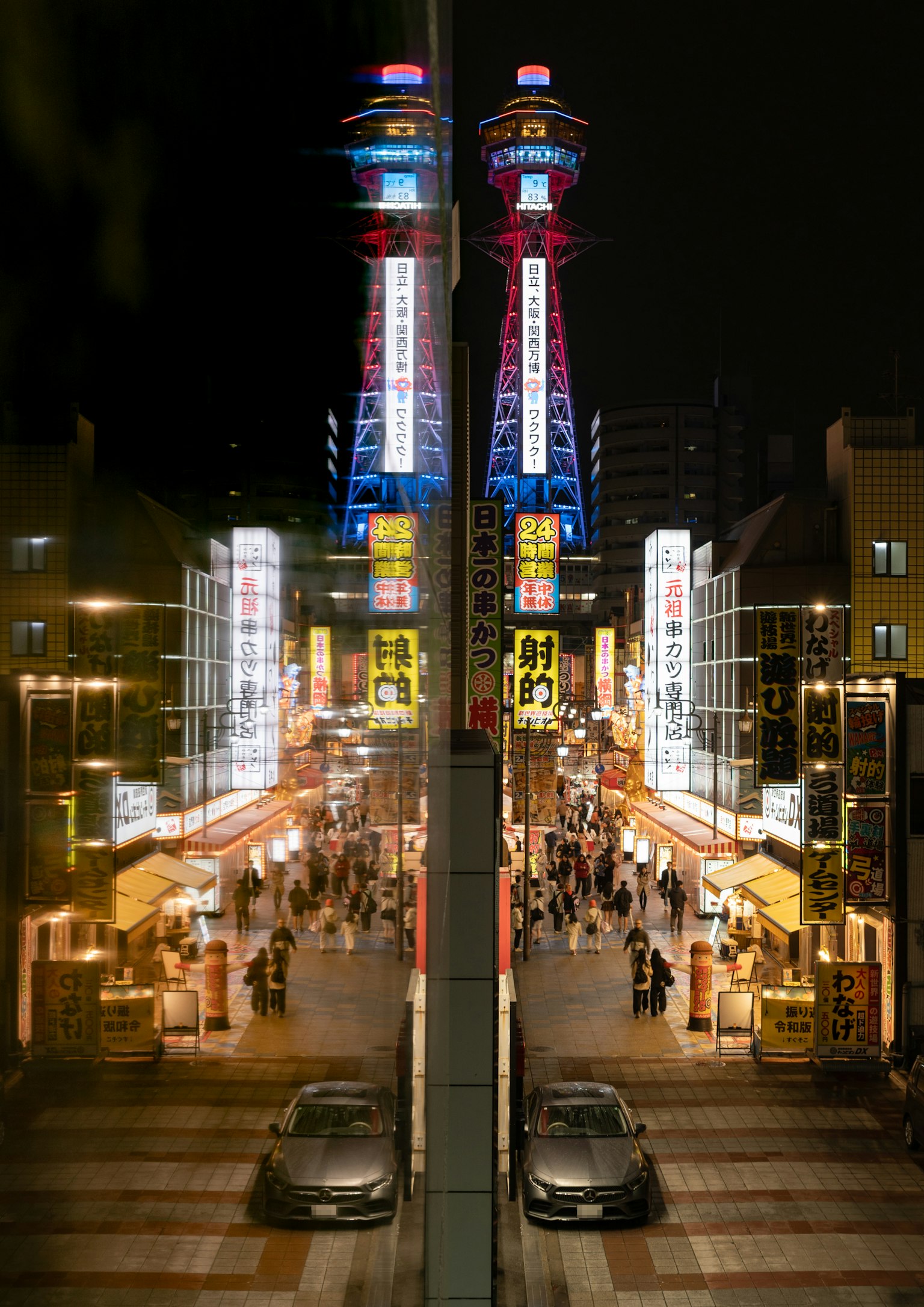 夜景與霓虹燈反射和繁忙街道活動