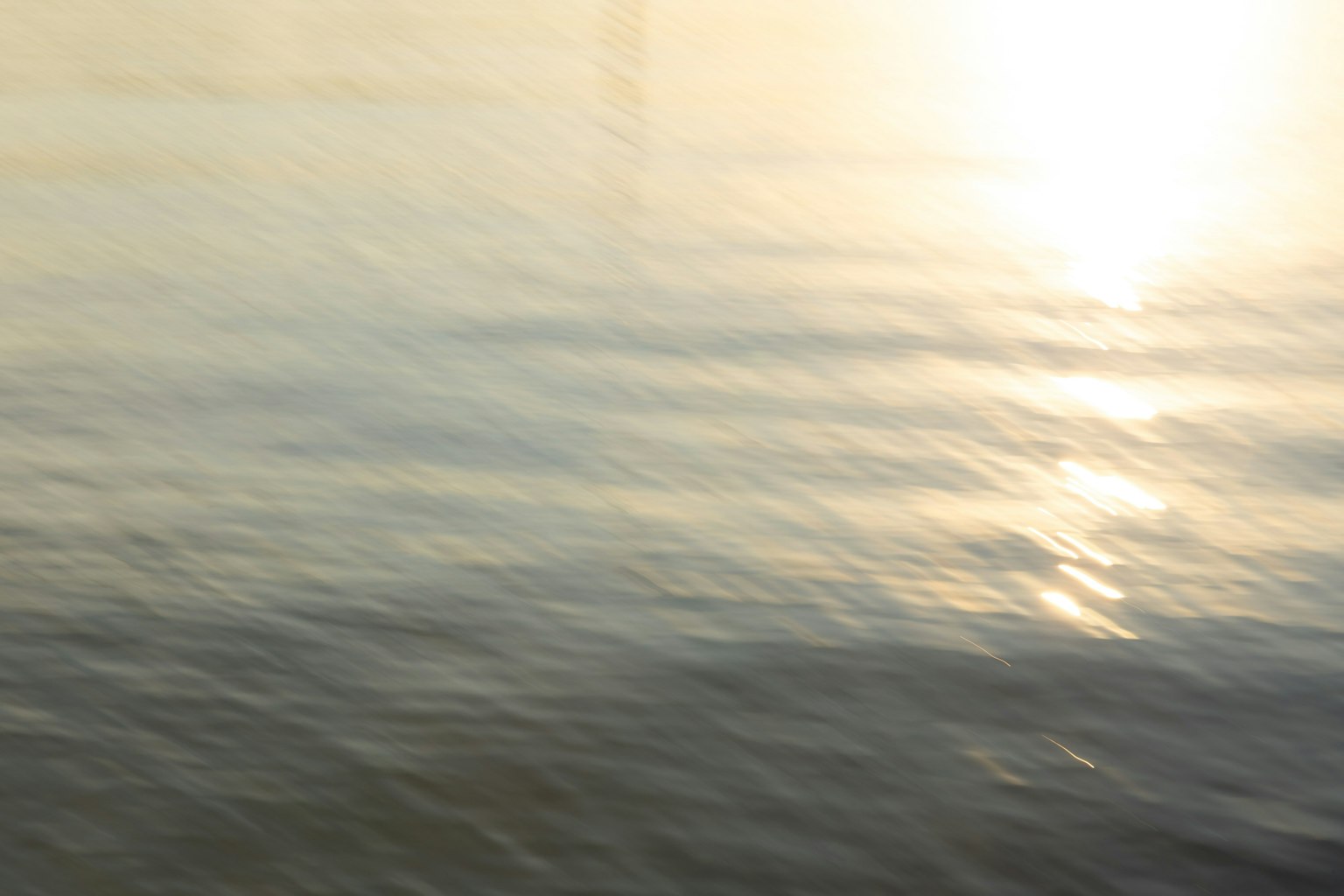 Superficie de agua tranquila reflejando luz